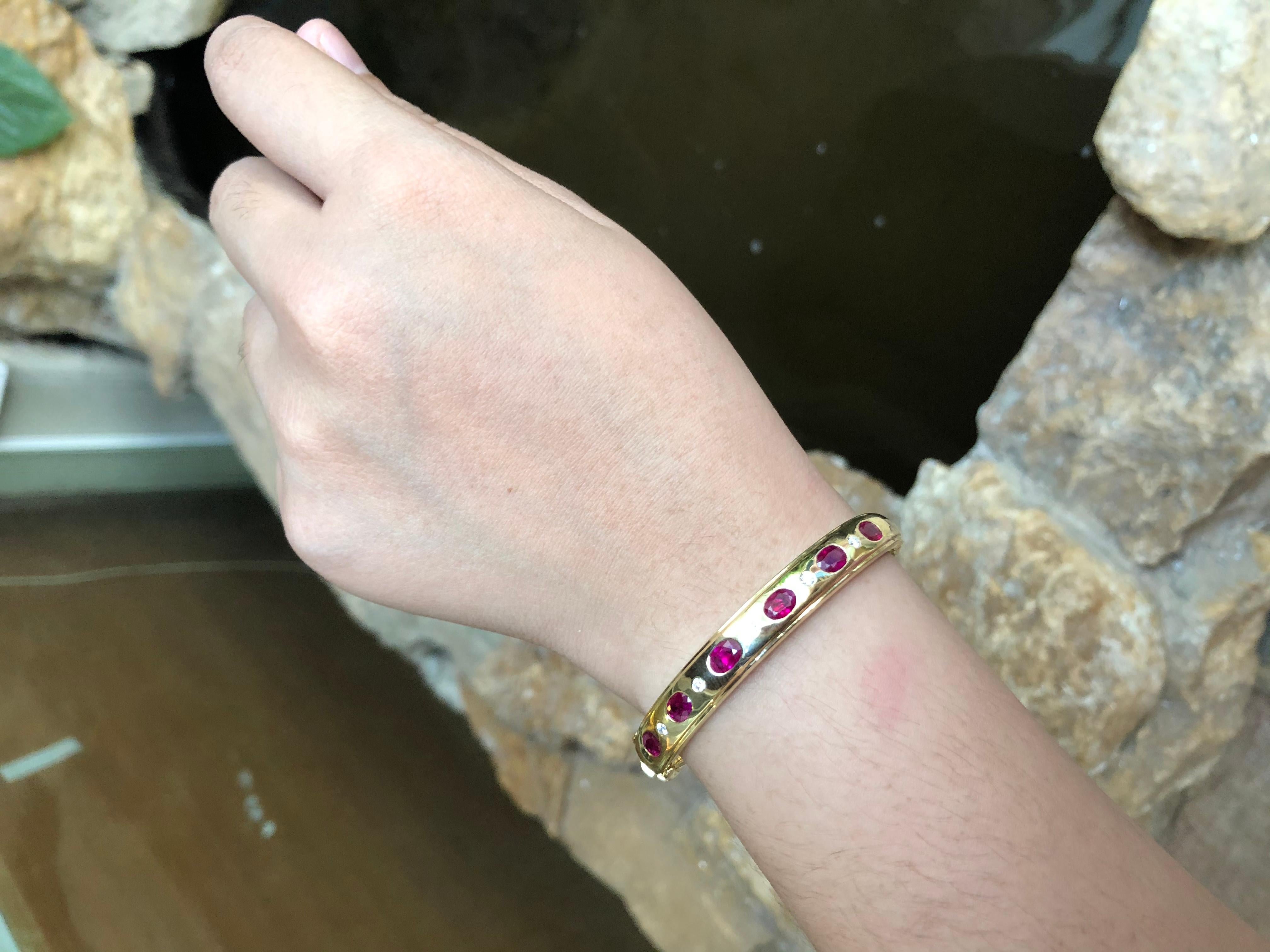 Contemporary Ruby with Diamond Bangle Set in 18 Karat Gold Settings For Sale