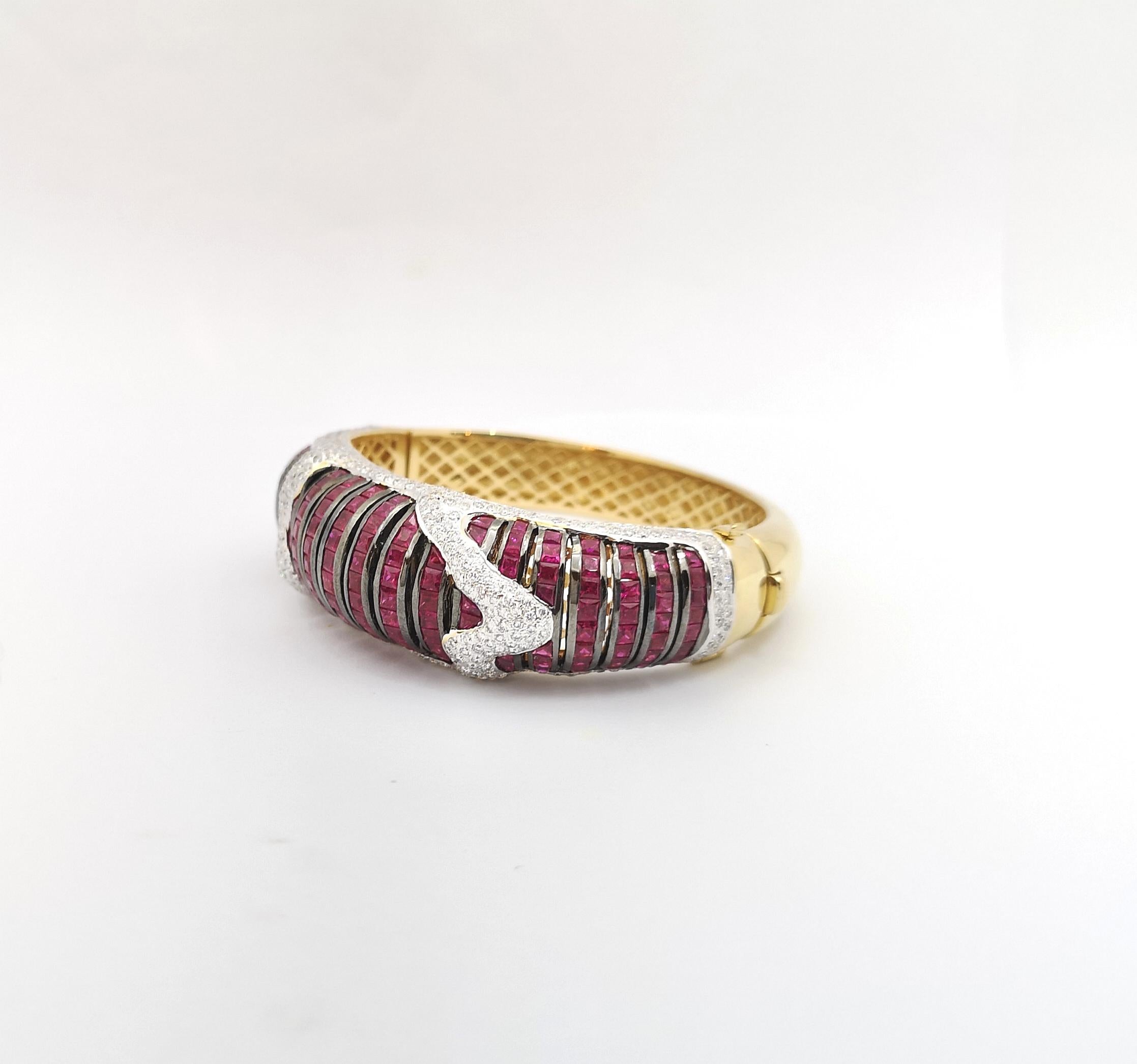 Brazalete de rubí con diamantes engastado en oro de 18 quilates en venta 4