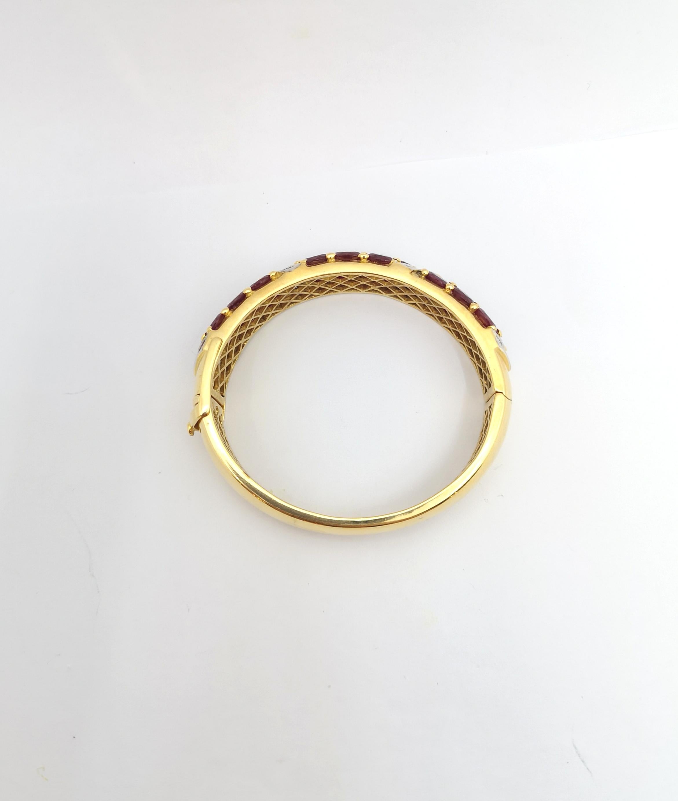 Brazalete de rubí con diamantes engastado en oro de 18 quilates en venta 4