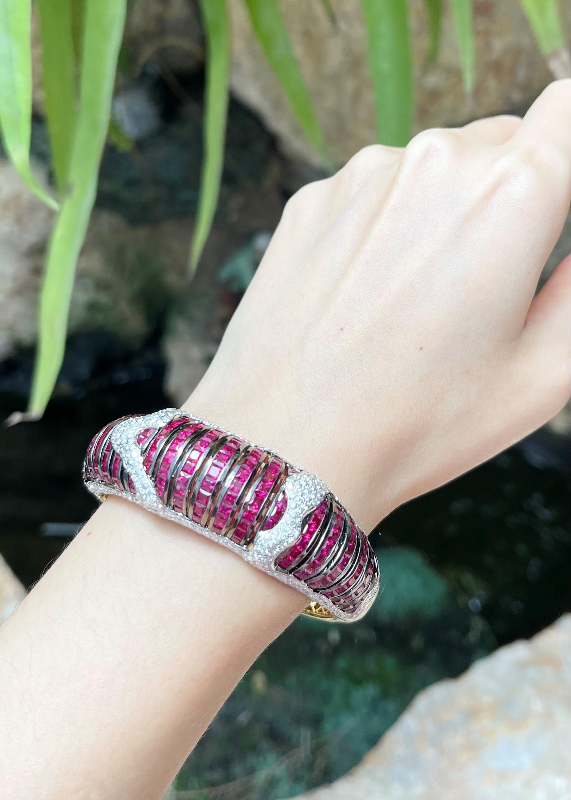 Rubí 16,42 quilates con diamante 3,58 quilates Brazalete engastado en oro de 18 quilates

Anchura:  2,0 cm 
Diámetro: 5.7 cm
Peso total: 86.3 gramos

