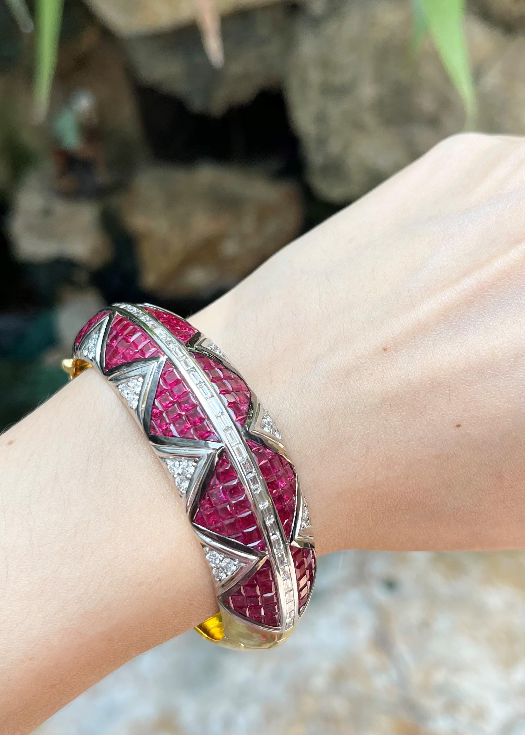 Rubí 19,41 quilates con diamante 3,01 quilates Brazalete engastado en oro de 18 quilates

Anchura:  2,0 cm 
Diámetro: 6,0 cm
Peso total: 84,97 gramos

