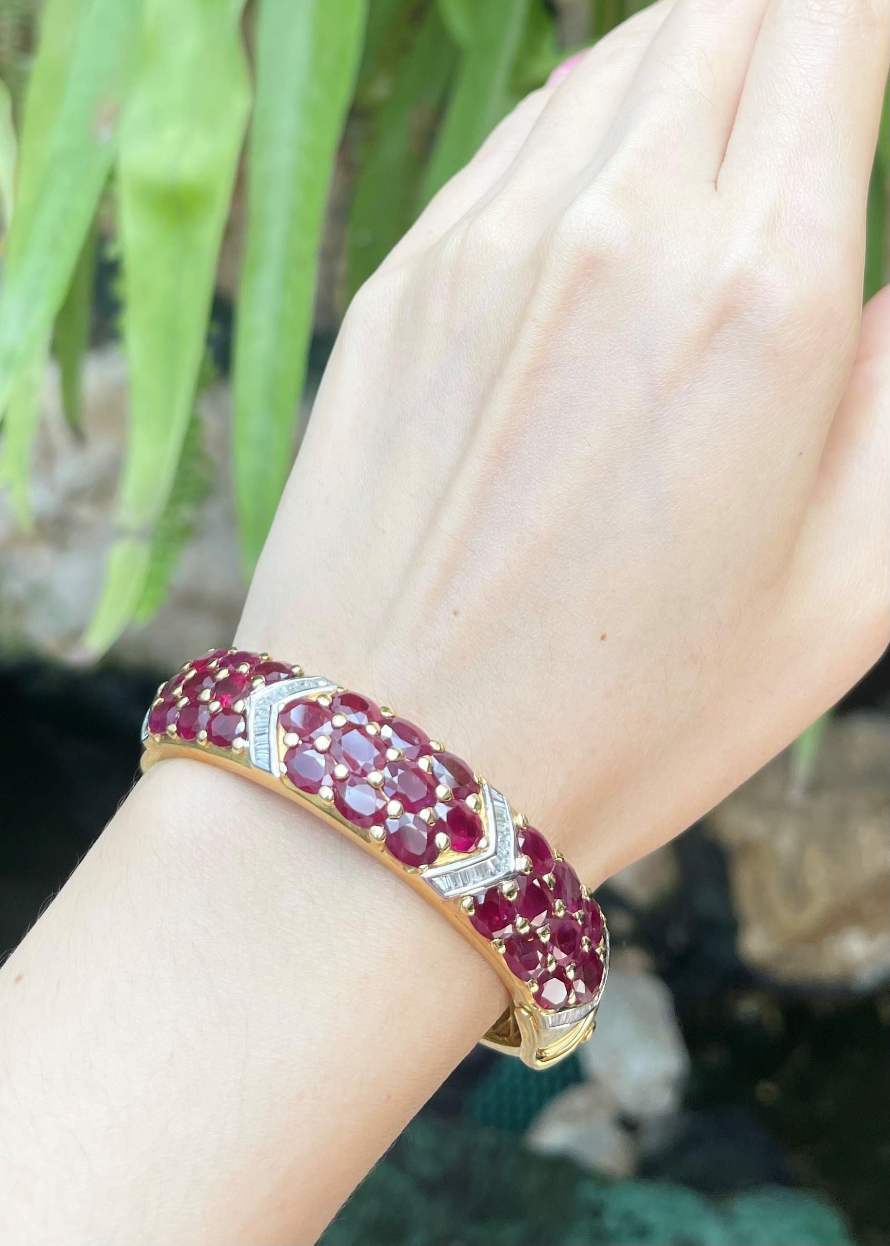 Rubí 26,35 quilates con diamante 1,21 quilates Brazalete engastado en oro de 18 quilates

Anchura:  1,9 cm 
Diámetro: 5.6 cm
Peso total: 59.3 gramos

