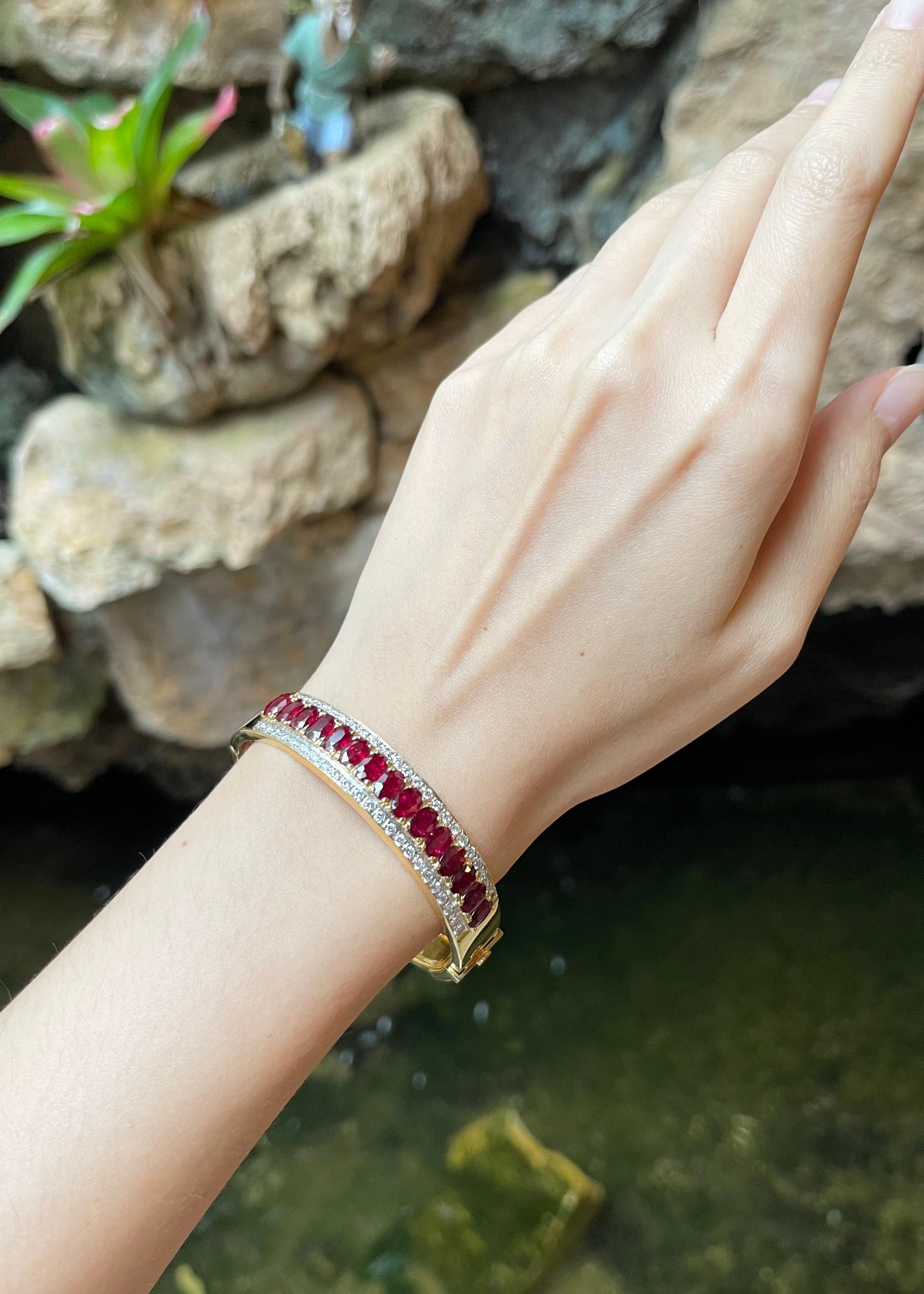 Ruby 9.02 carats with Diamond 1.21 carats Bangle set in 18K Gold Settings

Width:  1.1 cm 
Diameter: 5.4 cm
Total Weight: 36.48 grams

