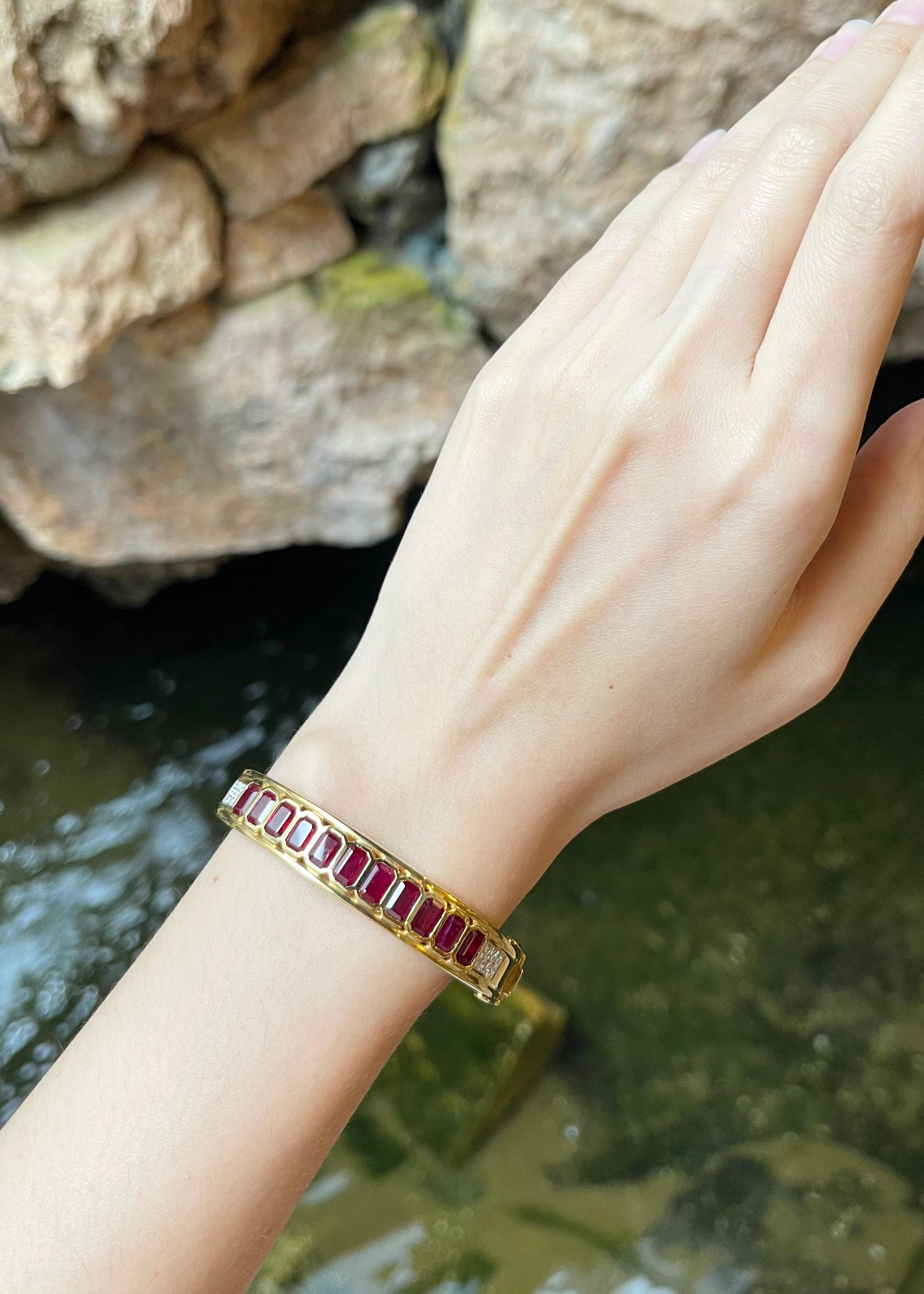 Ruby 7.69 carats with Diamond 0.24 carat Bangle set in 18K Gold Settings

Width:  1.1 cm 
Diameter: 5.5 cm
Total Weight: 45.11 grams

