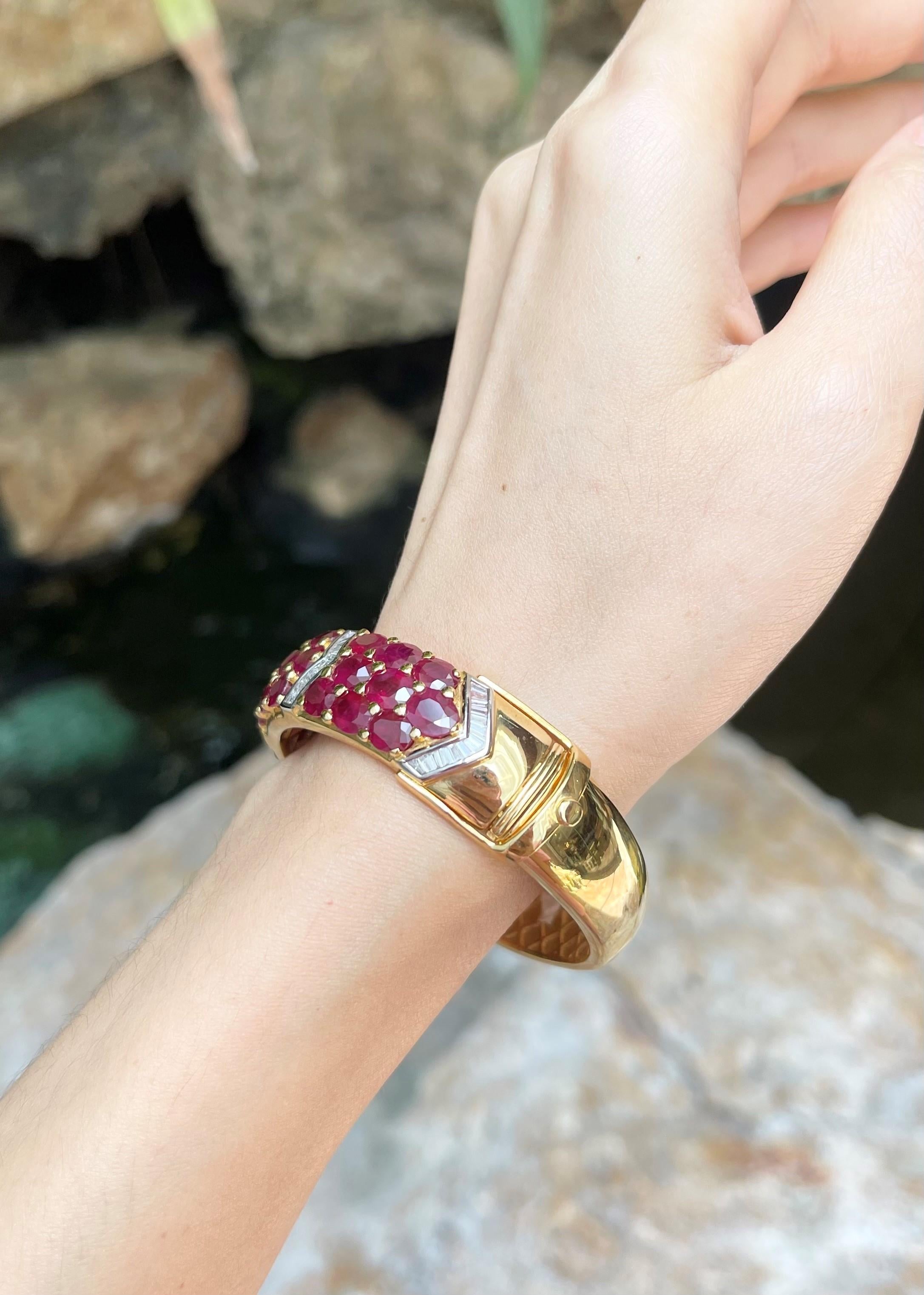 Brazalete de rubí con diamantes engastado en oro de 18 quilates Contemporáneo en venta