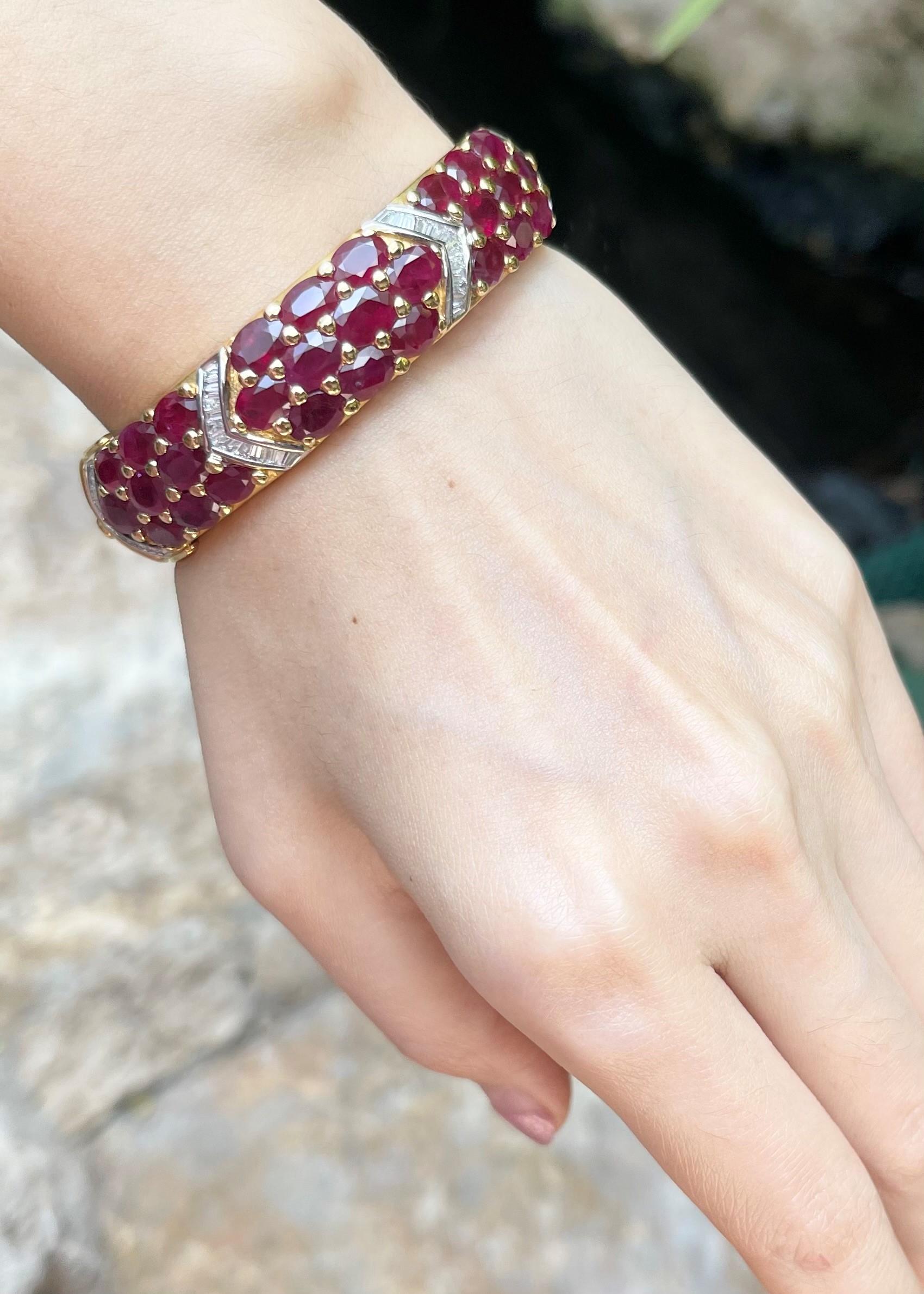 Brazalete de rubí con diamantes engastado en oro de 18 quilates Corte oval en venta