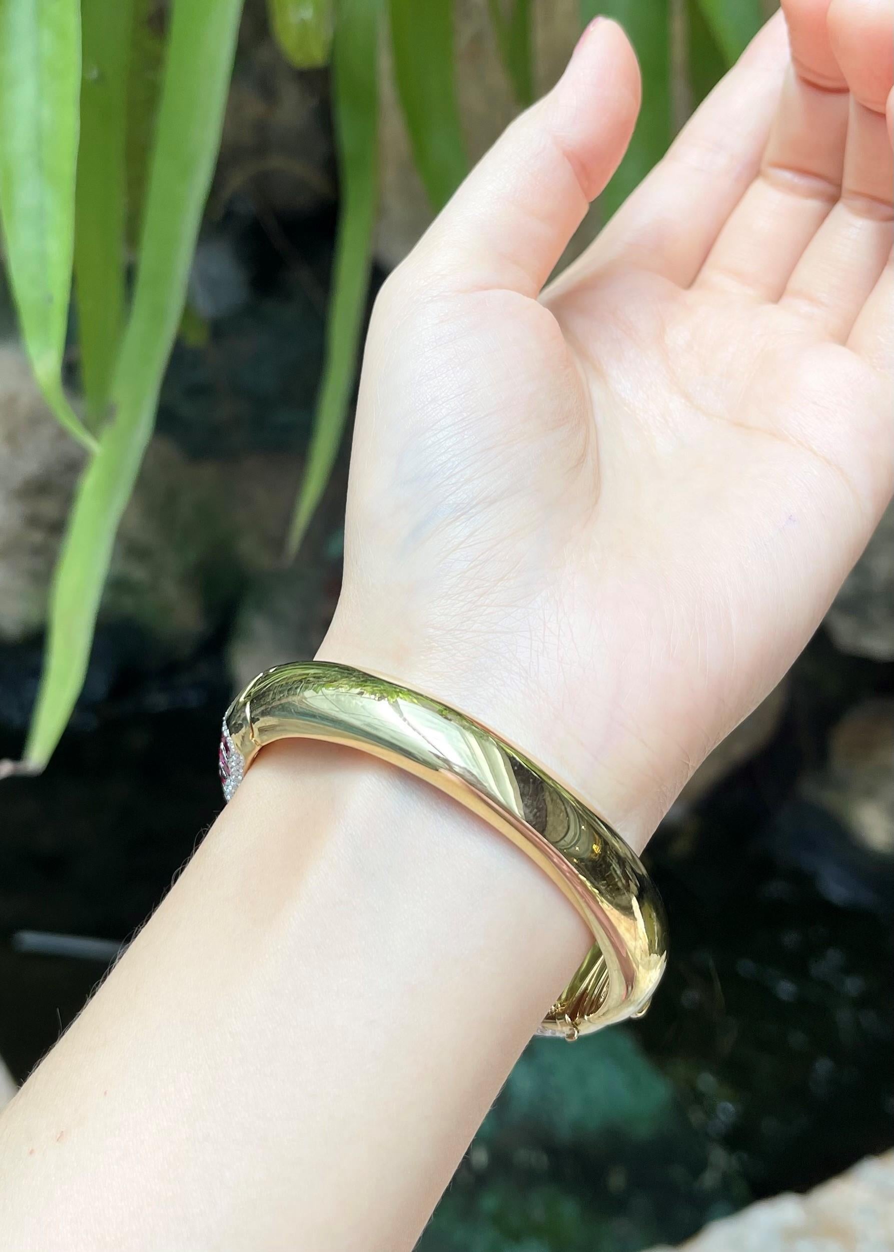Brazalete de rubí con diamantes engastado en oro de 18 quilates en Nuevo estado para la venta en Bangkok, TH