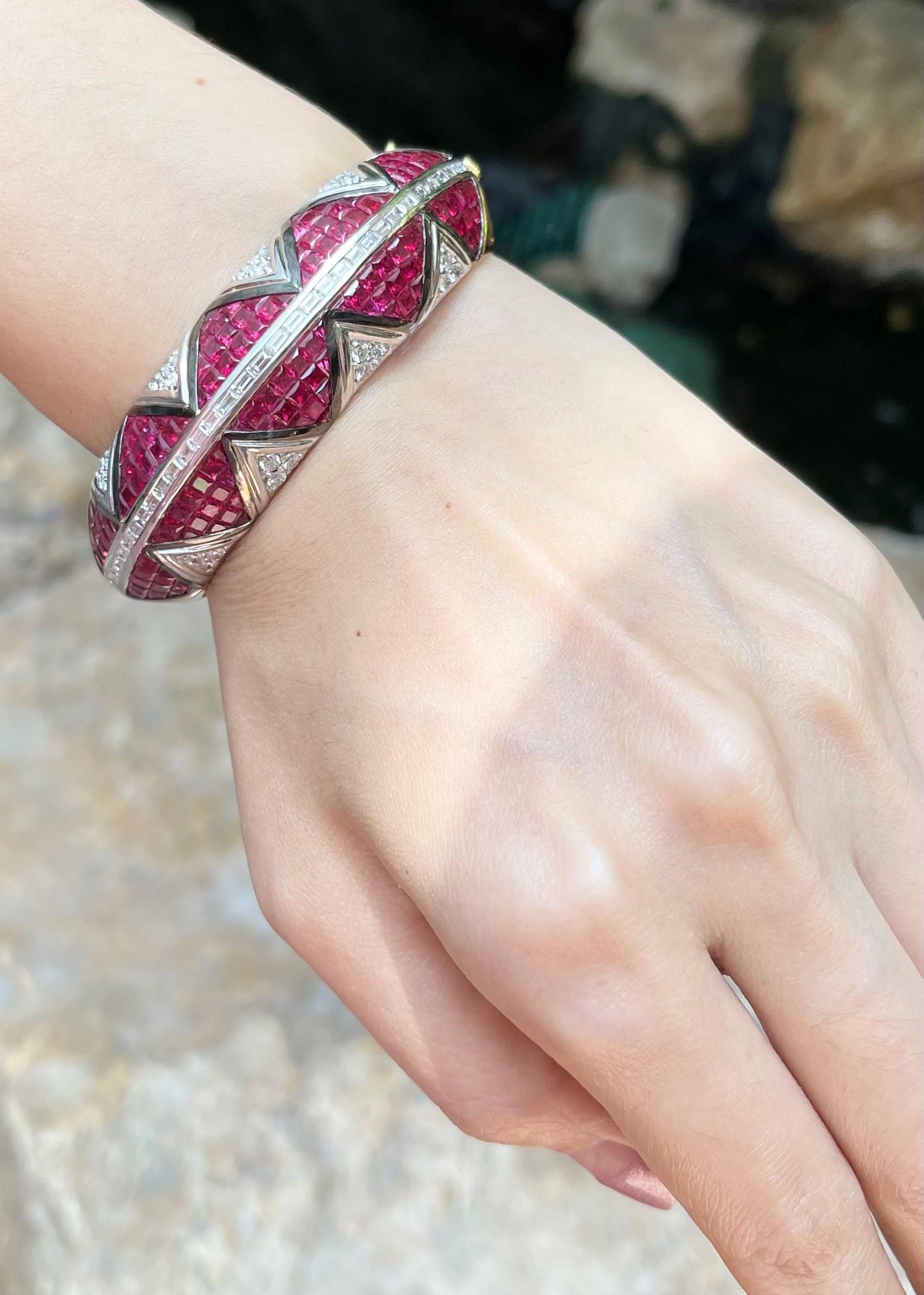 Brazalete de rubí con diamantes engastado en oro de 18 quilates en Nuevo estado para la venta en Bangkok, TH