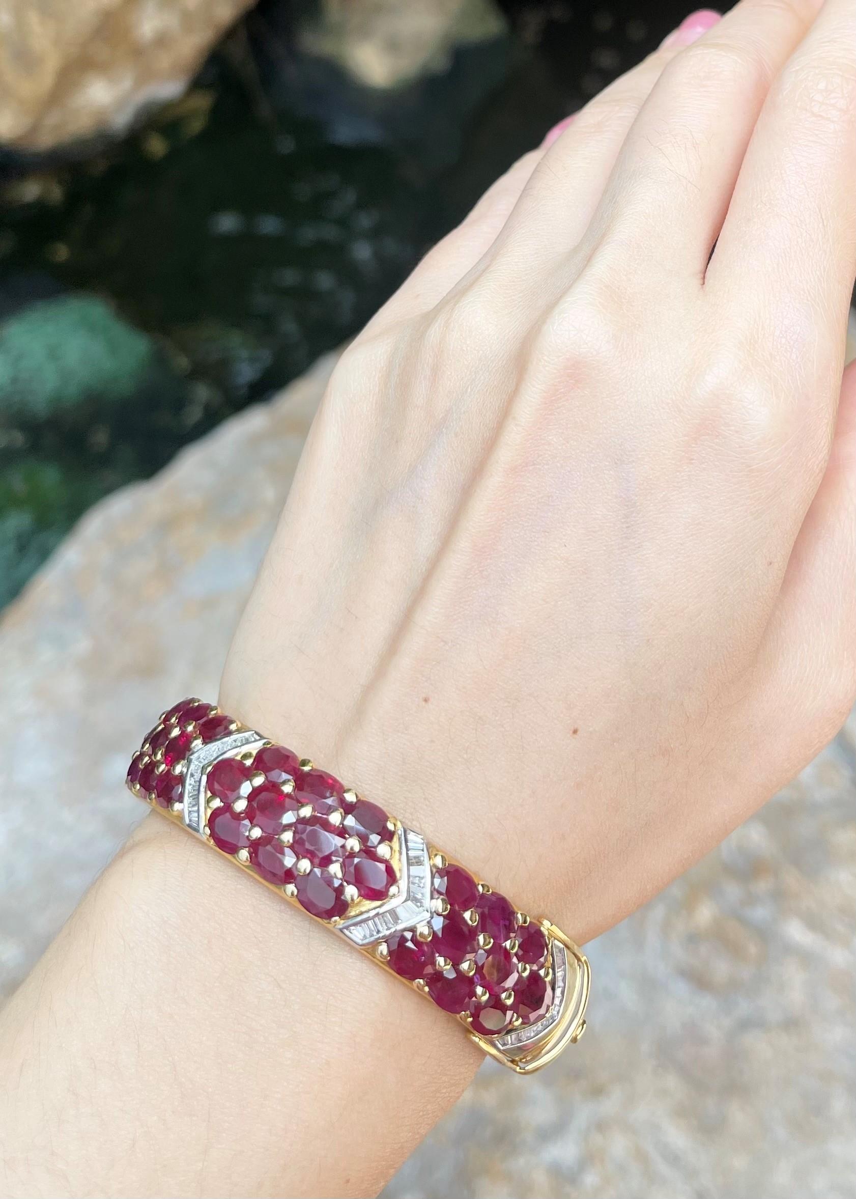Brazalete de rubí con diamantes engastado en oro de 18 quilates en Nuevo estado para la venta en Bangkok, TH