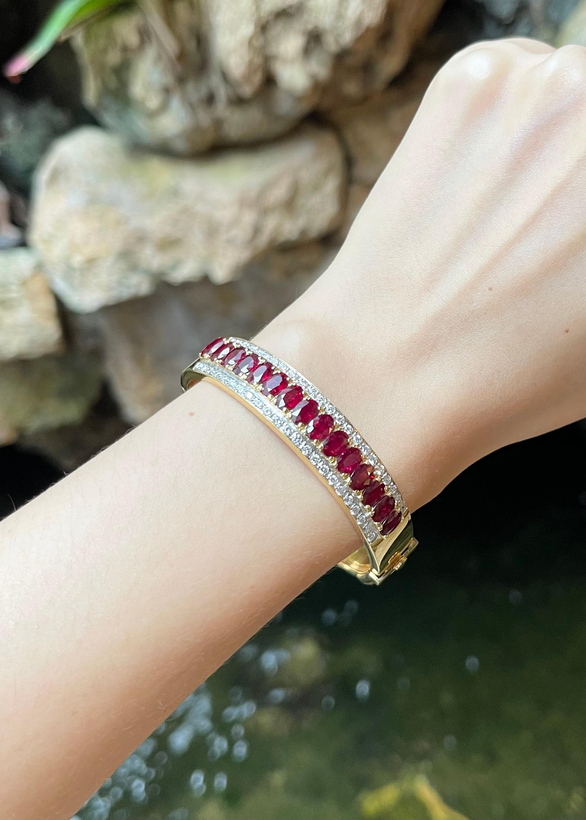 Ruby with Diamond Bangle set in 18K Gold Settings In New Condition For Sale In Bangkok, TH