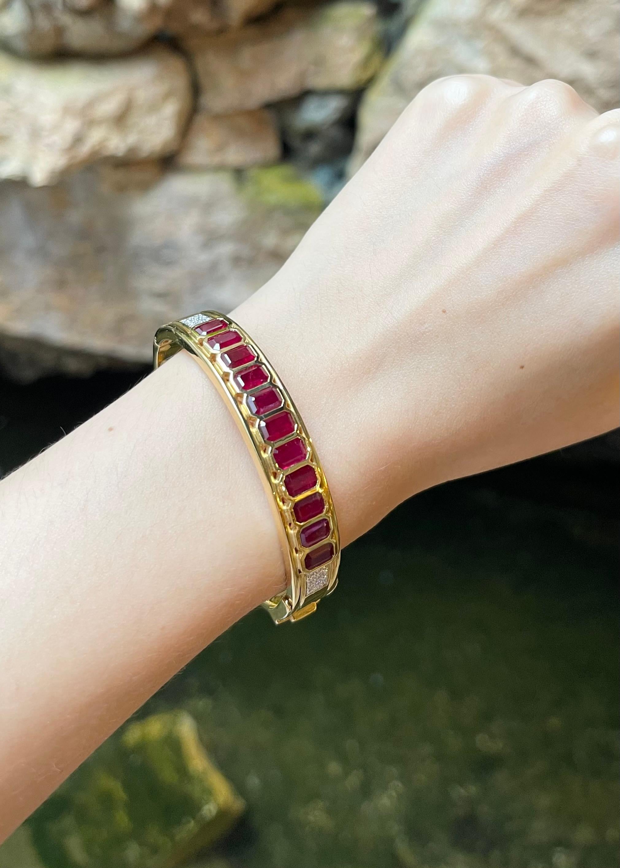 Ruby with Diamond Bangle set in 18K Gold Settings In New Condition For Sale In Bangkok, TH
