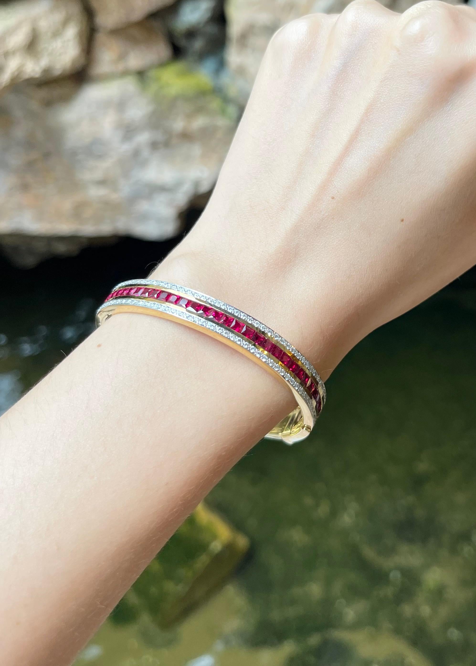 Ruby with Diamond Bangle set in 18K Gold Settings In New Condition For Sale In Bangkok, TH