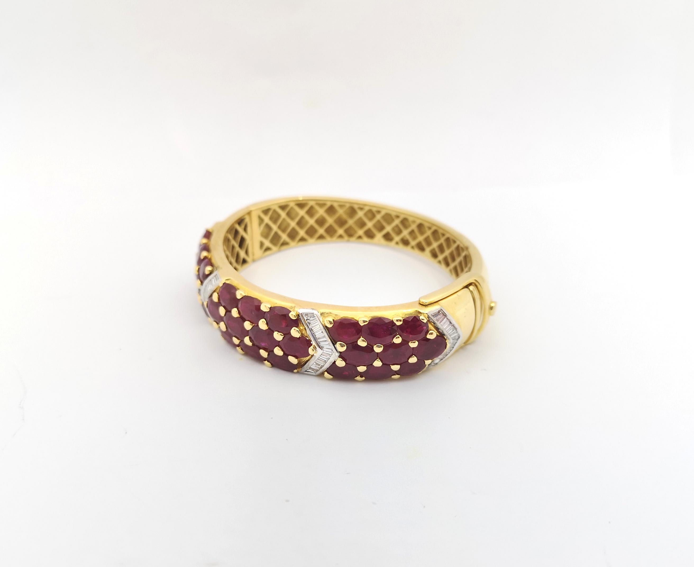 Brazalete de rubí con diamantes engastado en oro de 18 quilates en venta 1
