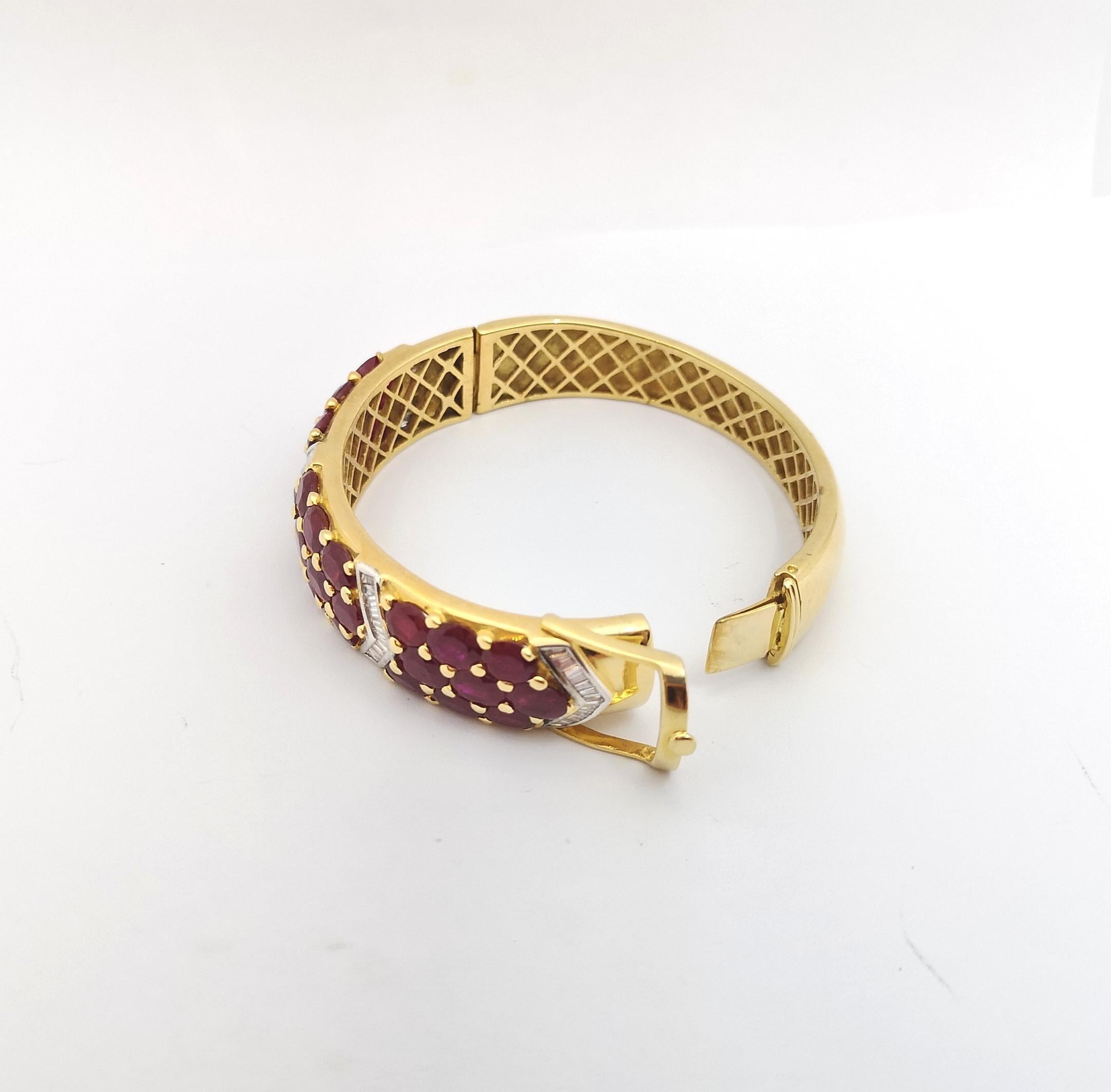 Brazalete de rubí con diamantes engastado en oro de 18 quilates en venta 2