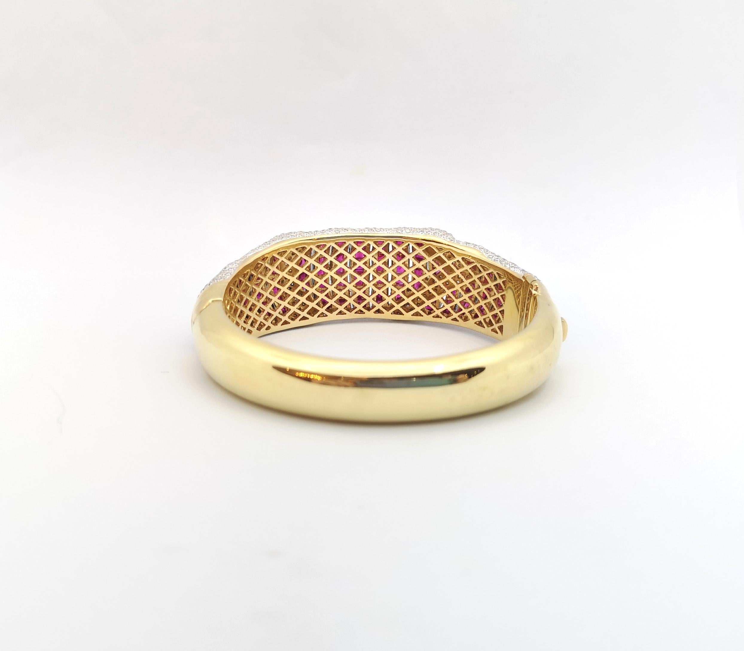 Brazalete de rubí con diamantes engastado en oro de 18 quilates en venta 3