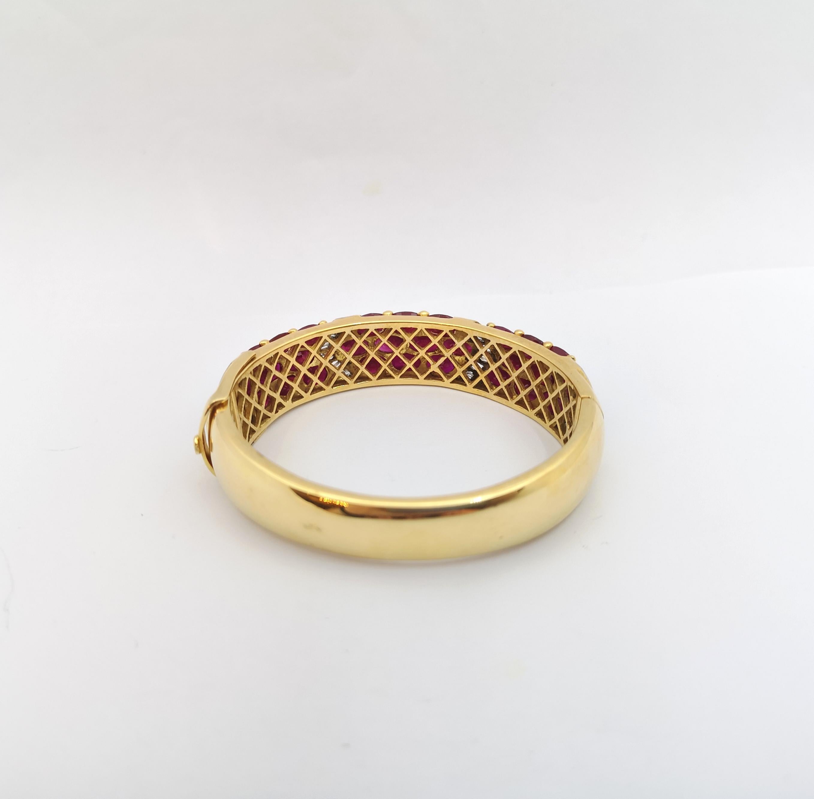 Brazalete de rubí con diamantes engastado en oro de 18 quilates en venta 3