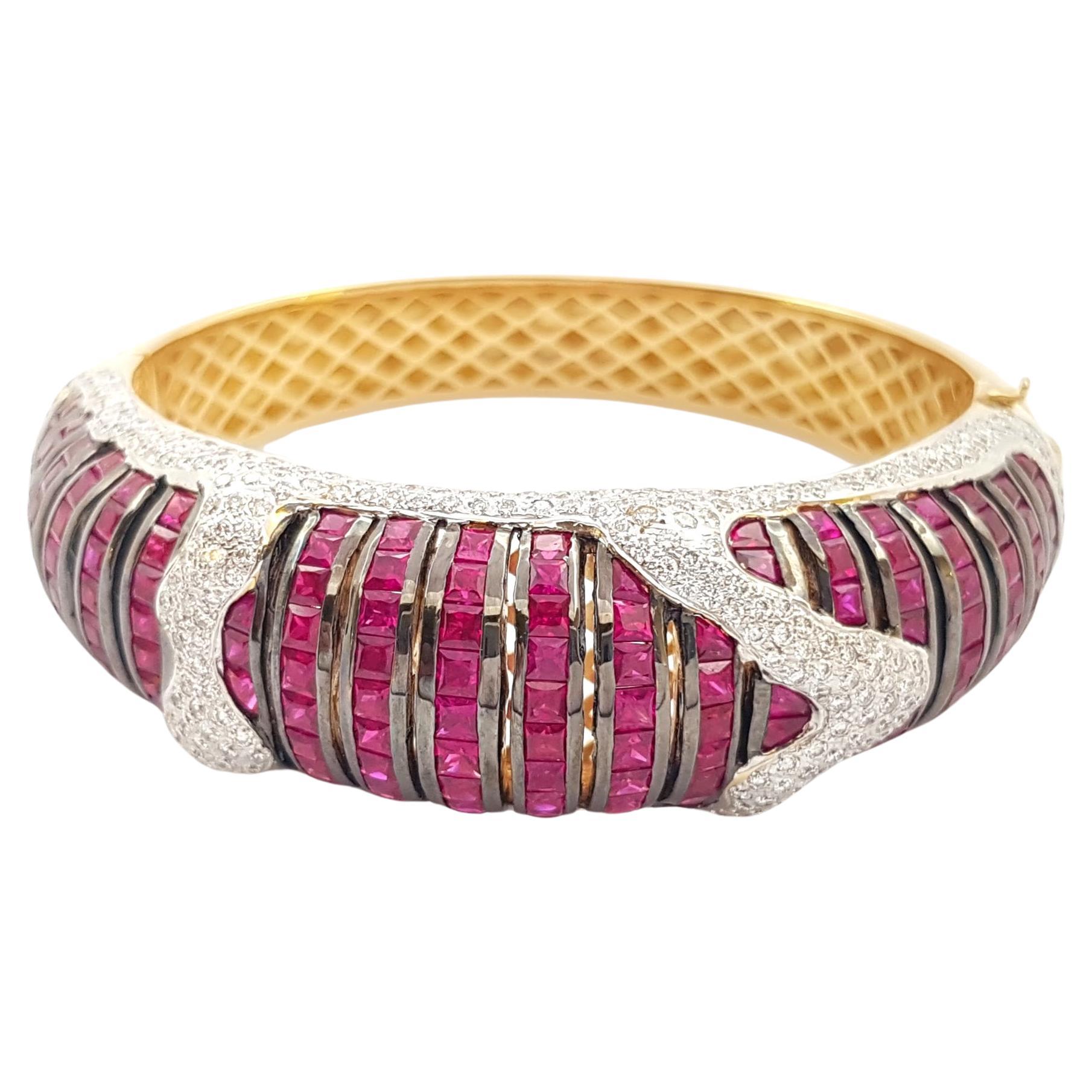 Brazalete de rubí con diamantes engastado en oro de 18 quilates