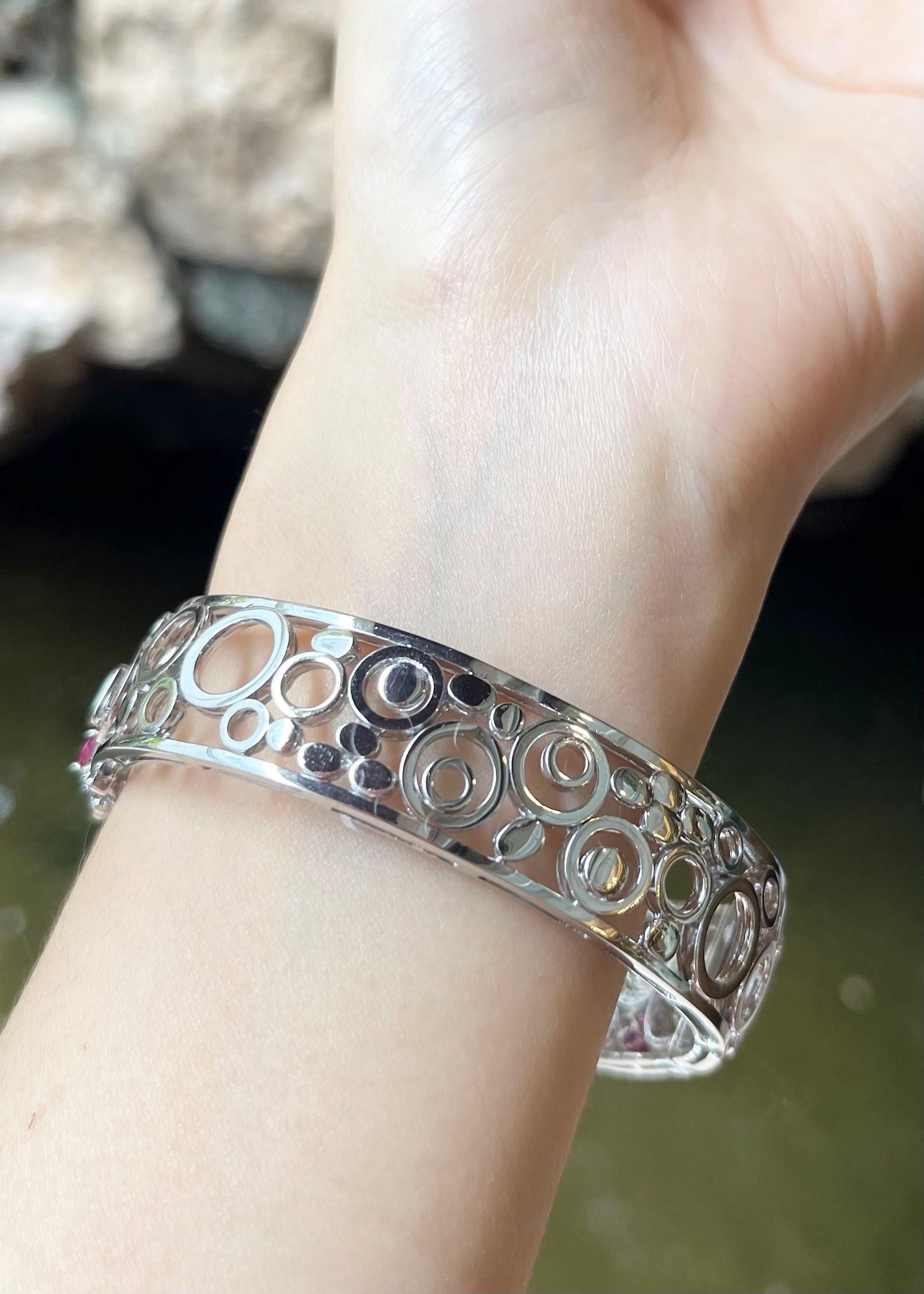 Unheated Ruby with Diamond Bangle set in 18K White Gold Settings In New Condition For Sale In Bangkok, TH