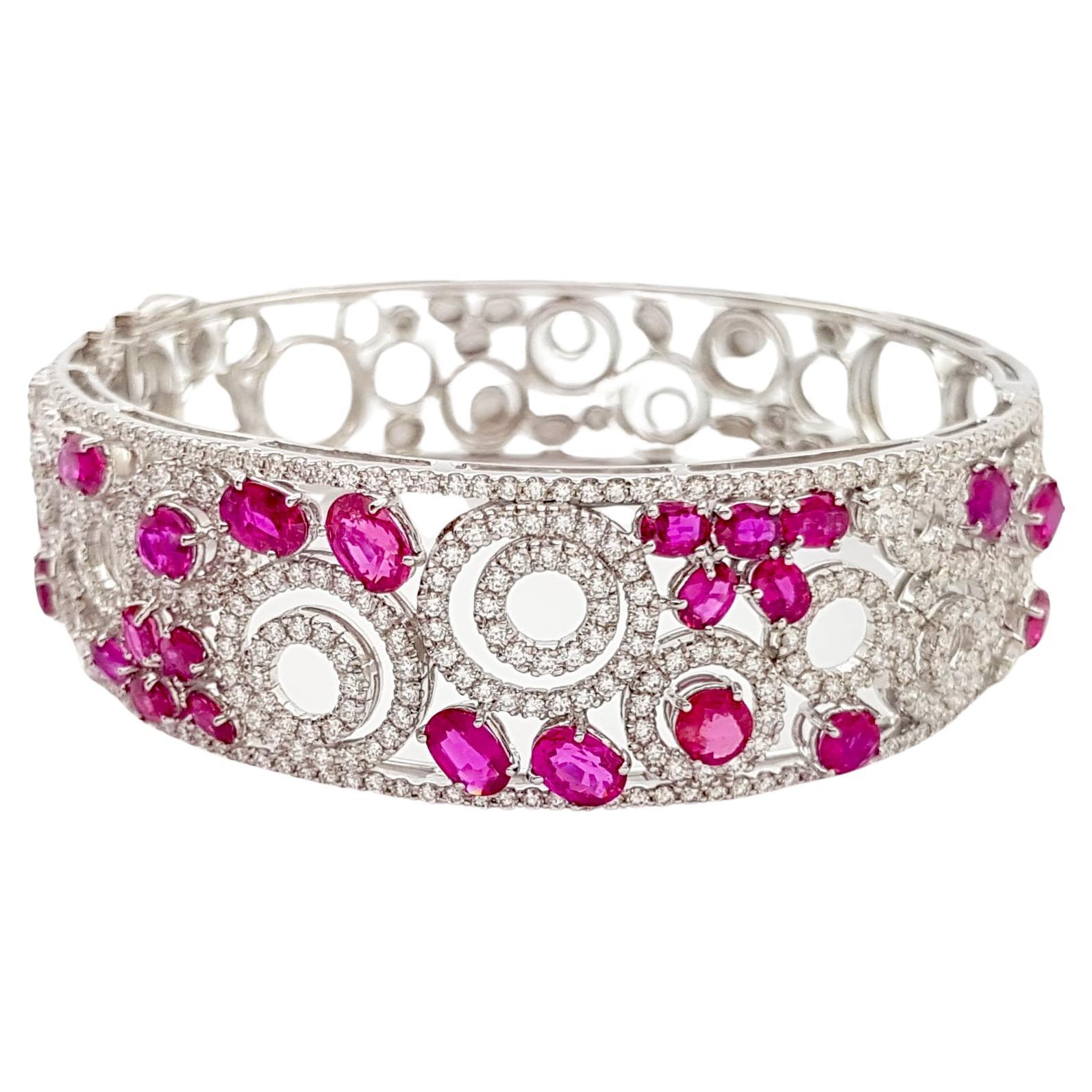 Brazalete de rubí sin calentar con diamantes engastado en oro blanco de 18 quilates
