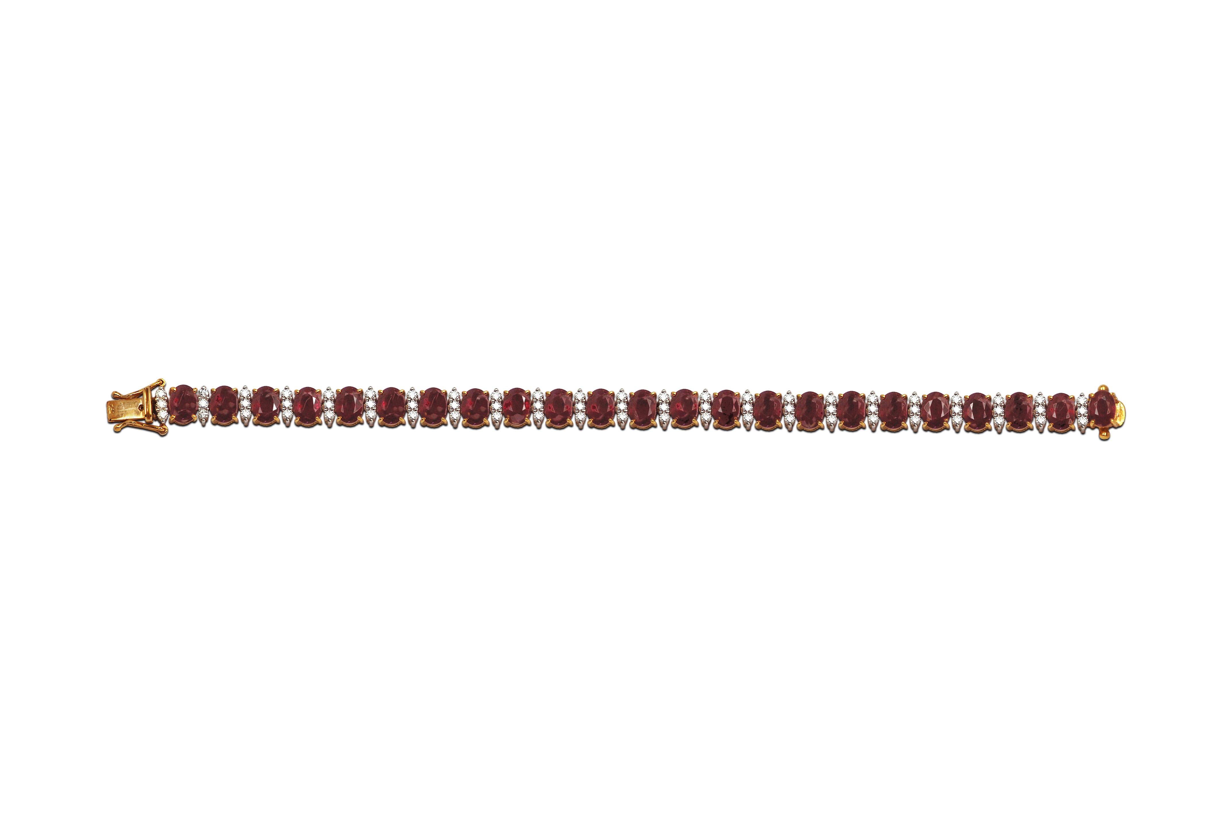 Bracelet de rubis 22,06 carats et de diamants 1,75 carats serti dans des montures en or 18 carats

Largeur : 0,6 cm
Longueur : 18,5 cm 


