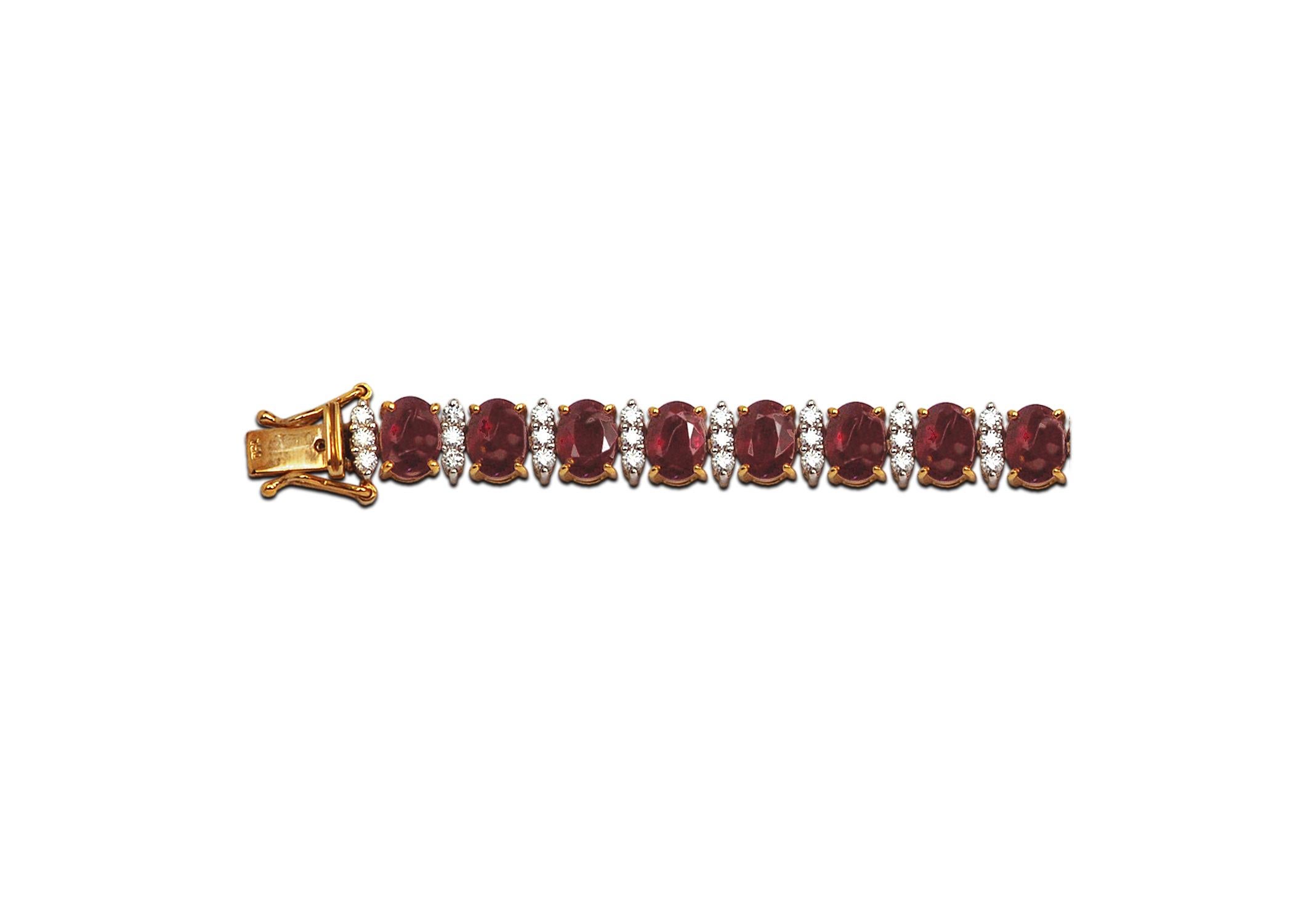 Taille ovale Bracelet en rubis et diamants serti dans une monture en or 18 carats en vente