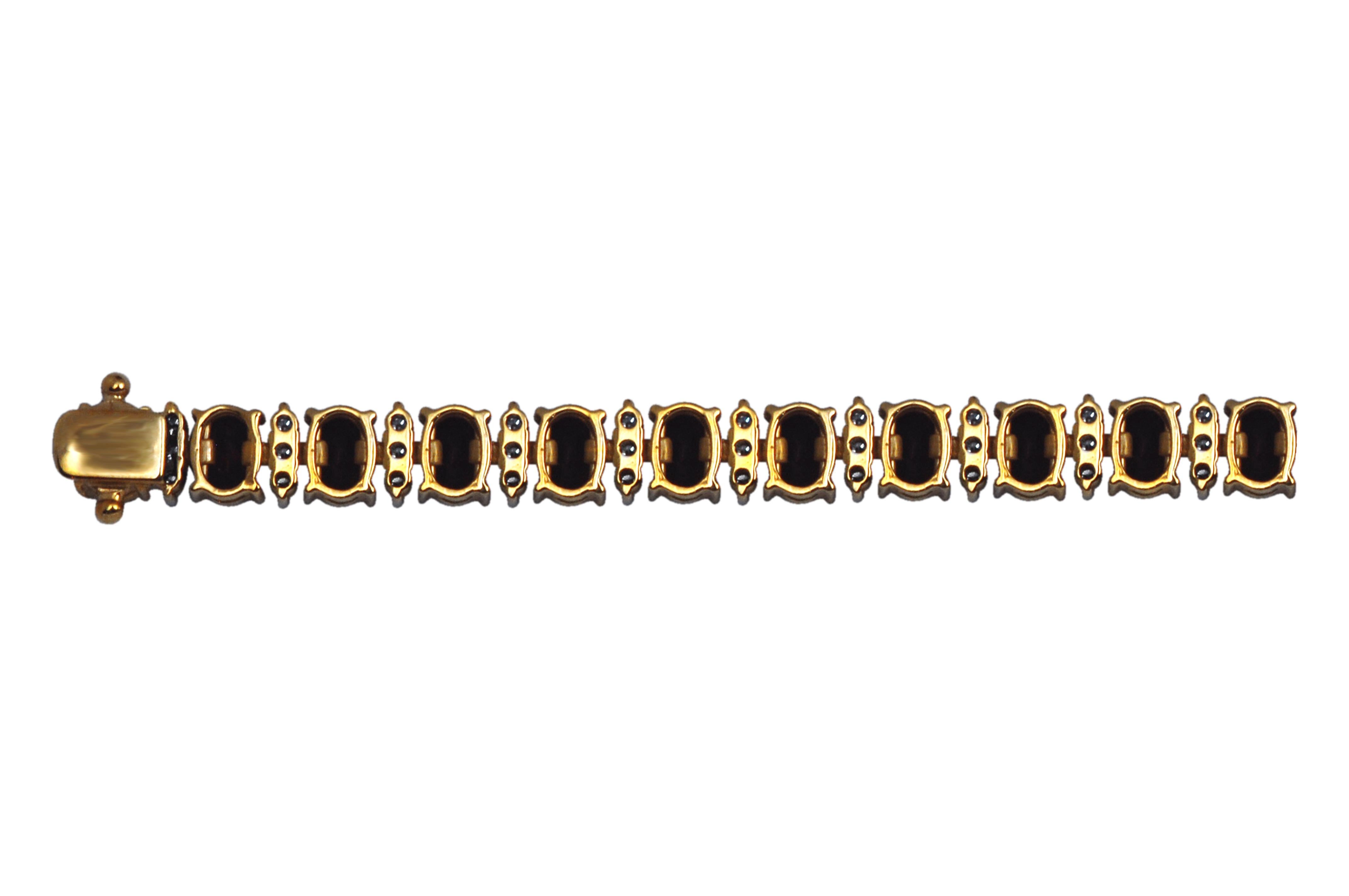 Bracelet en rubis et diamants serti dans une monture en or 18 carats Neuf - En vente à Bangkok, TH