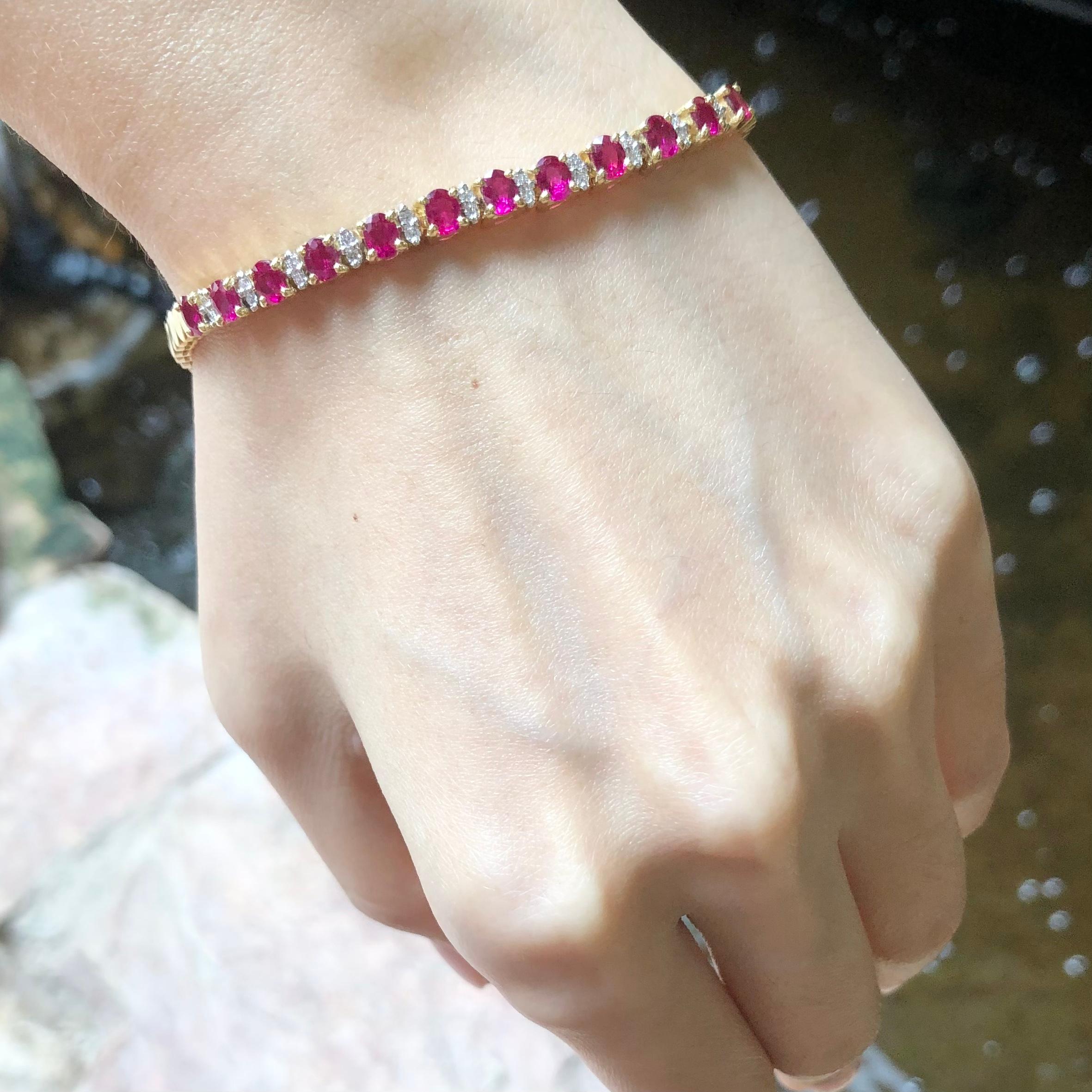 Ruby 3.05 carats with Diamond 0.20 carat Bracelet set in 18 Karat Gold Settings

Width:  0.4 cm 
Length: 18.0 cm
Total Weight: 15.48 grams

