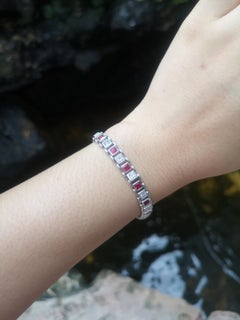 Conjunto de pulsera de rubíes y diamantes en engastes de oro blanco de 18 quilates