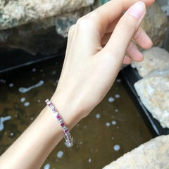 Rubin- und Diamantarmband aus 18 Karat Weißgold in Fassungen