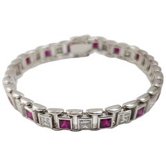 Conjunto de pulsera de rubíes y diamantes en engastes de oro blanco de 18 quilates