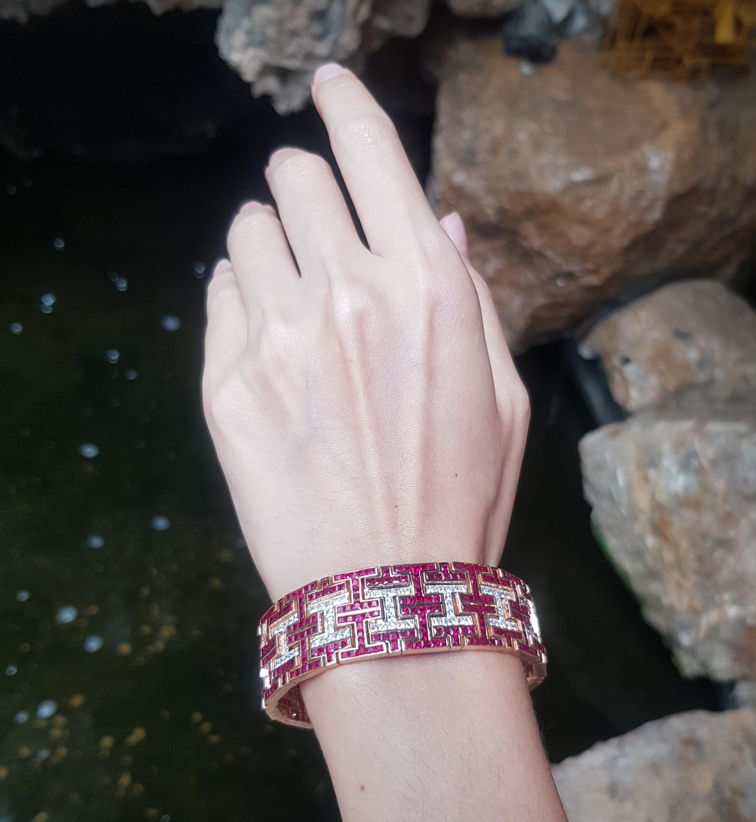 Rubí 22,22 quilates con diamante 7,82 quilates Pulsera engastada en oro rosa de 18 quilates

Anchura:  2,0 cm 
Longitud: 18.5 cm
Peso total: 89,07 gramos


