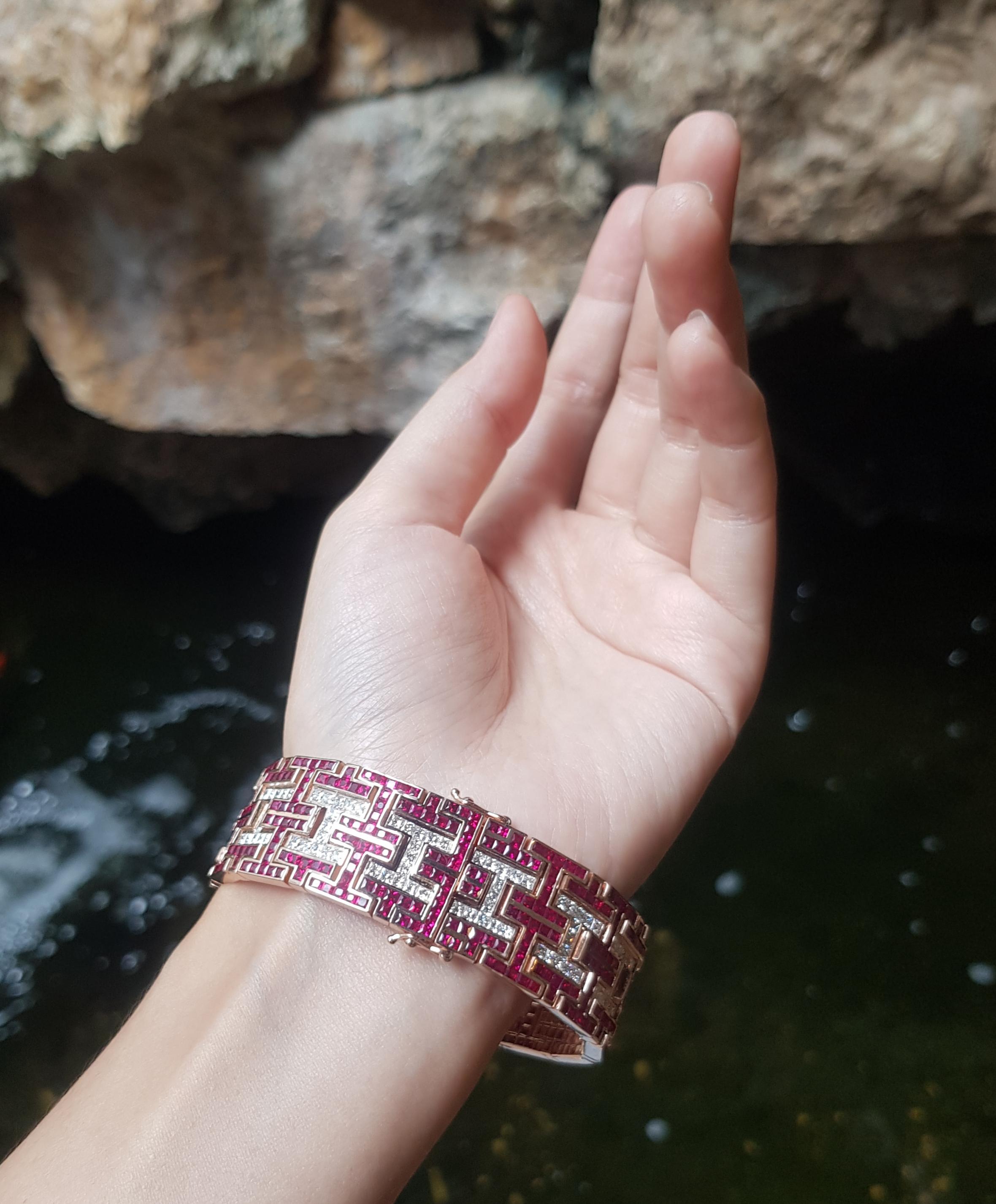 Pulsera de rubíes con diamantes engastada en oro rosa de 18 quilates en Nuevo estado para la venta en Bangkok, TH
