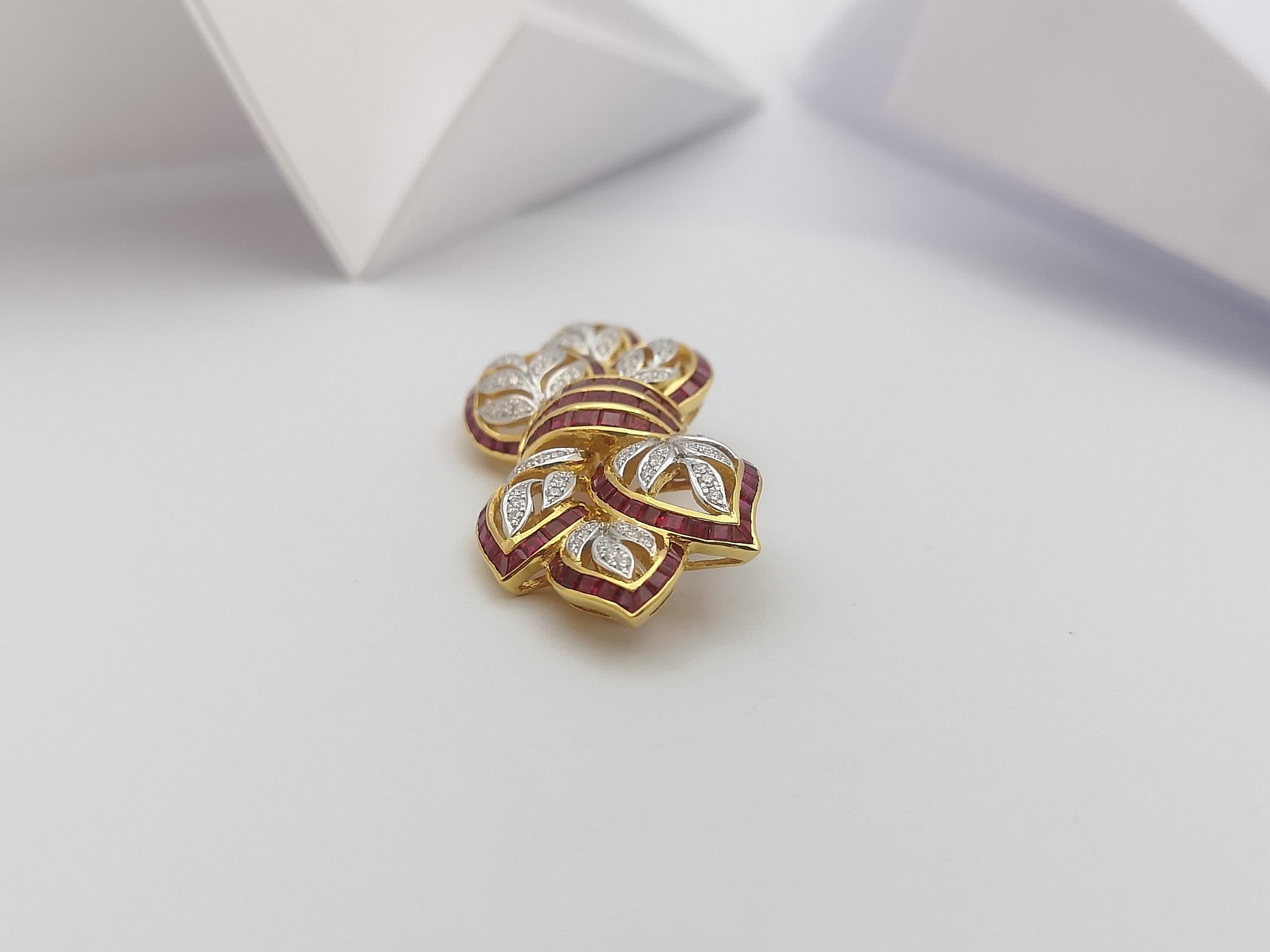 Taille mixte Broche en or 18 carats sertie de rubis et de diamants en vente