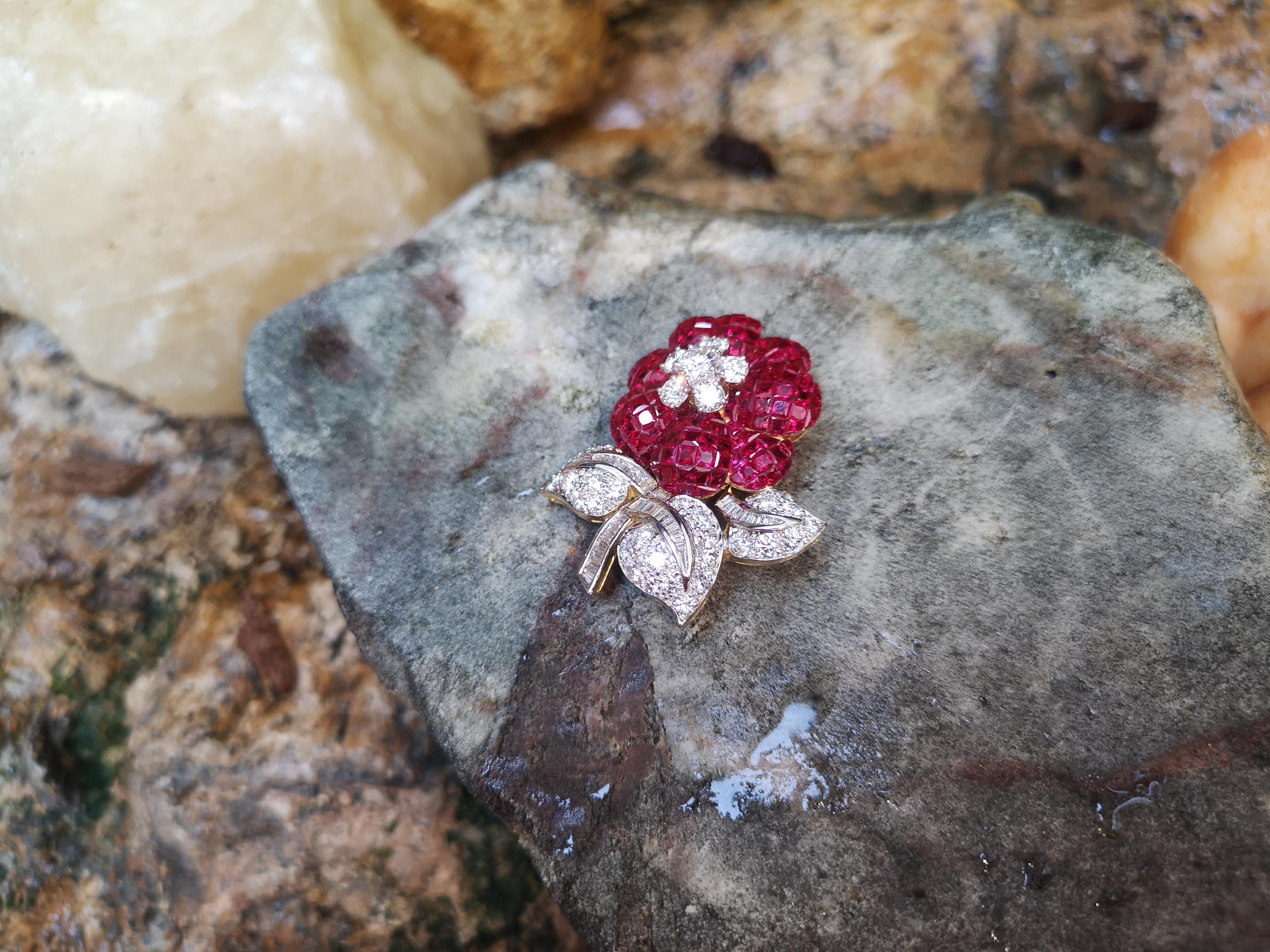 Rubin mit Diamant-Blumenbrosche in 18 Karat Goldfassung im Angebot 1