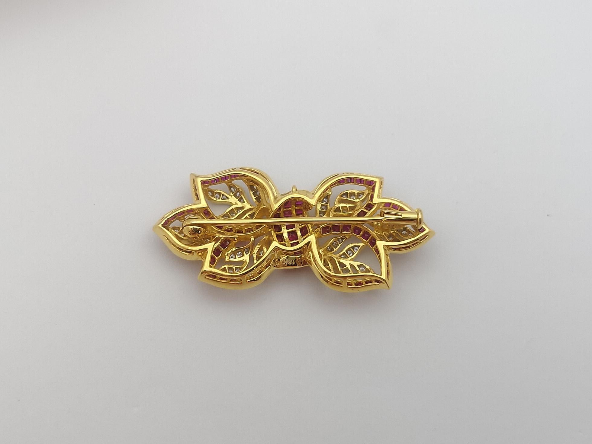 Ruby with Diamond Brooch Set in 18 Karat Gold Settings In New Condition For Sale In Bangkok, TH