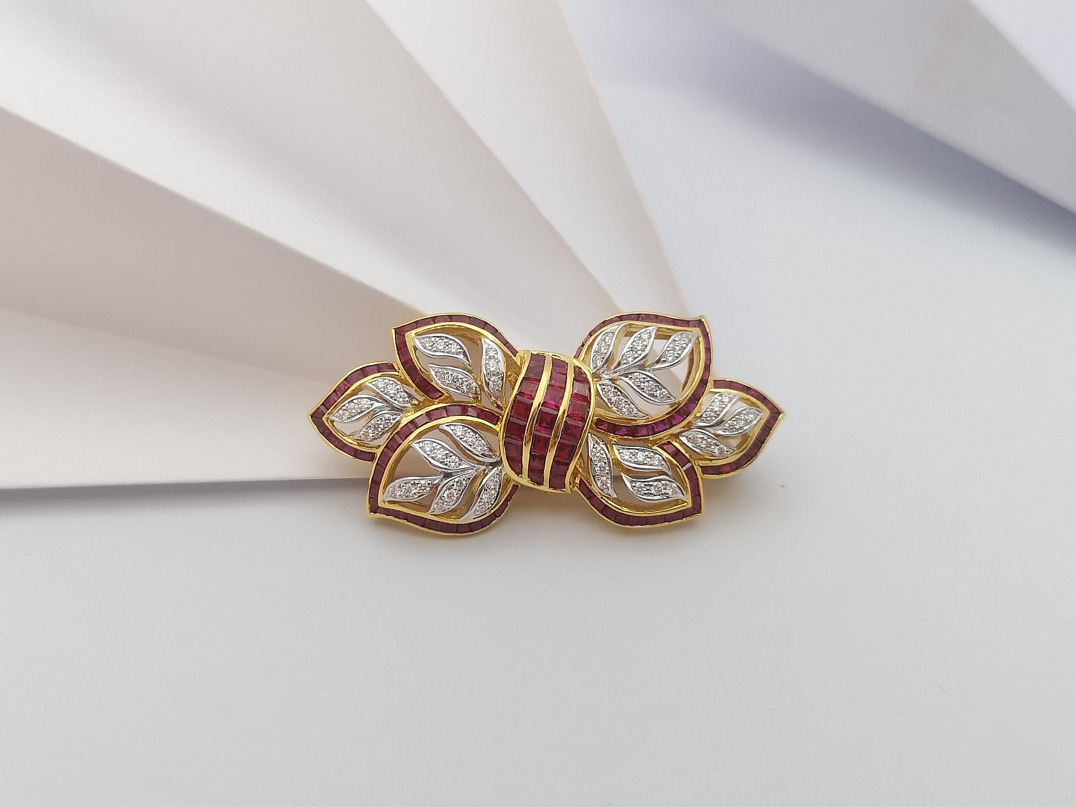 Broche de rubí con diamantes engastado en oro de 18 quilates en venta 1