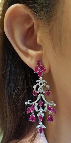 Boucles d'oreilles lustre en or blanc 18 carats serties de rubis et de diamants
