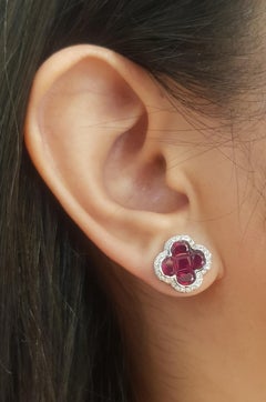 Pendientes de trébol de rubí con diamantes engastados en oro blanco de 18 quilates