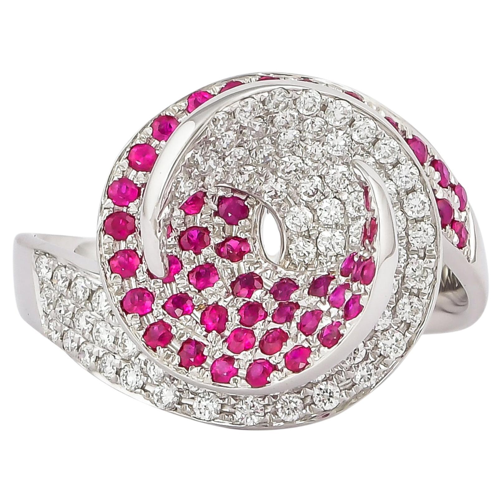 Bague cocktail en or blanc 14 carats avec rubis et diamants