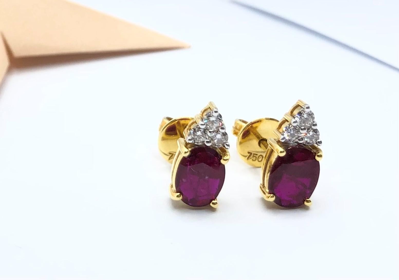 Ruby  avec Diamond  Boucles d'oreilles serties dans des montures en or 18 carats en vente 4