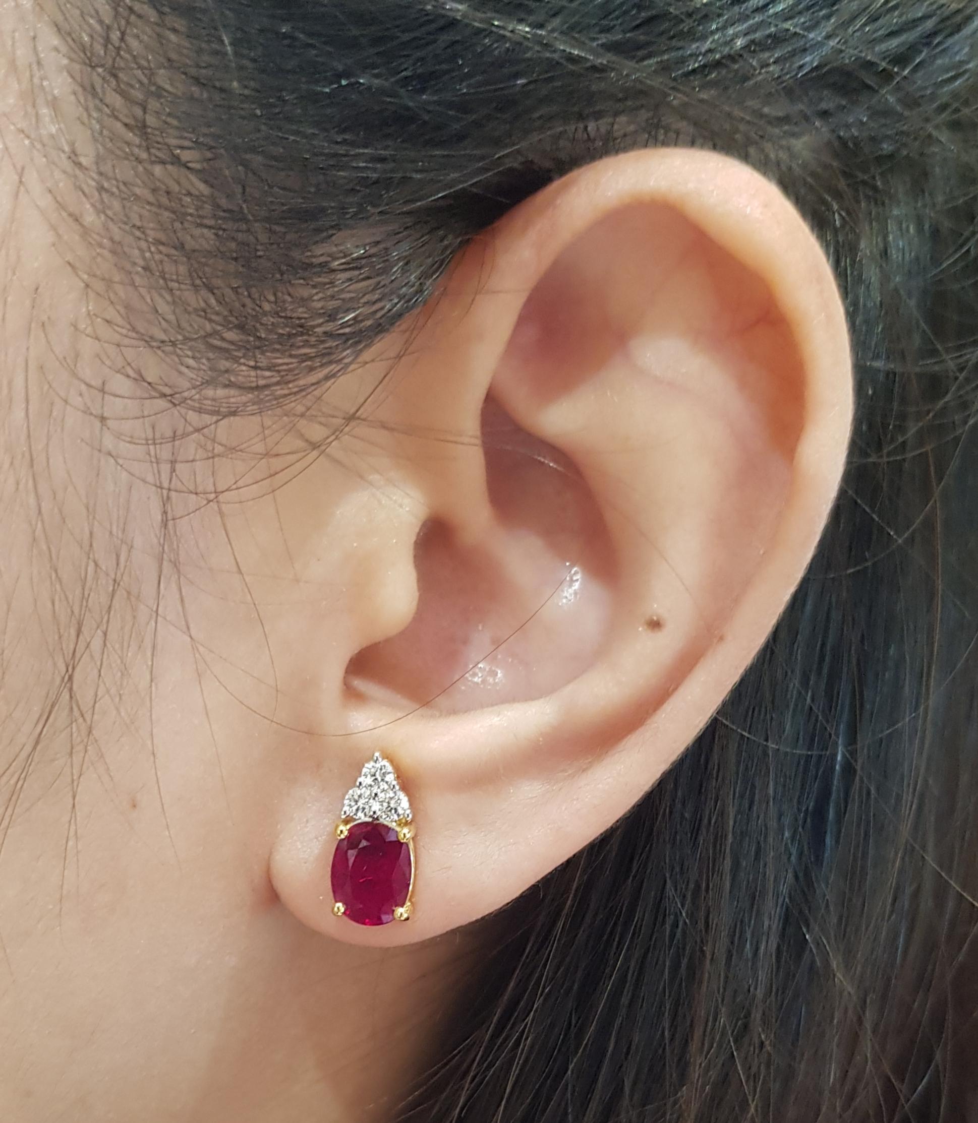 Boucles d'oreilles composées d'un rubis de 1,87 carat et d'un diamant de 0,30 carat sertis dans une monture en or 18 carats

Largeur :  0,6 cm 
Longueur :  1,3 cm
Poids total : 4,03 grammes

