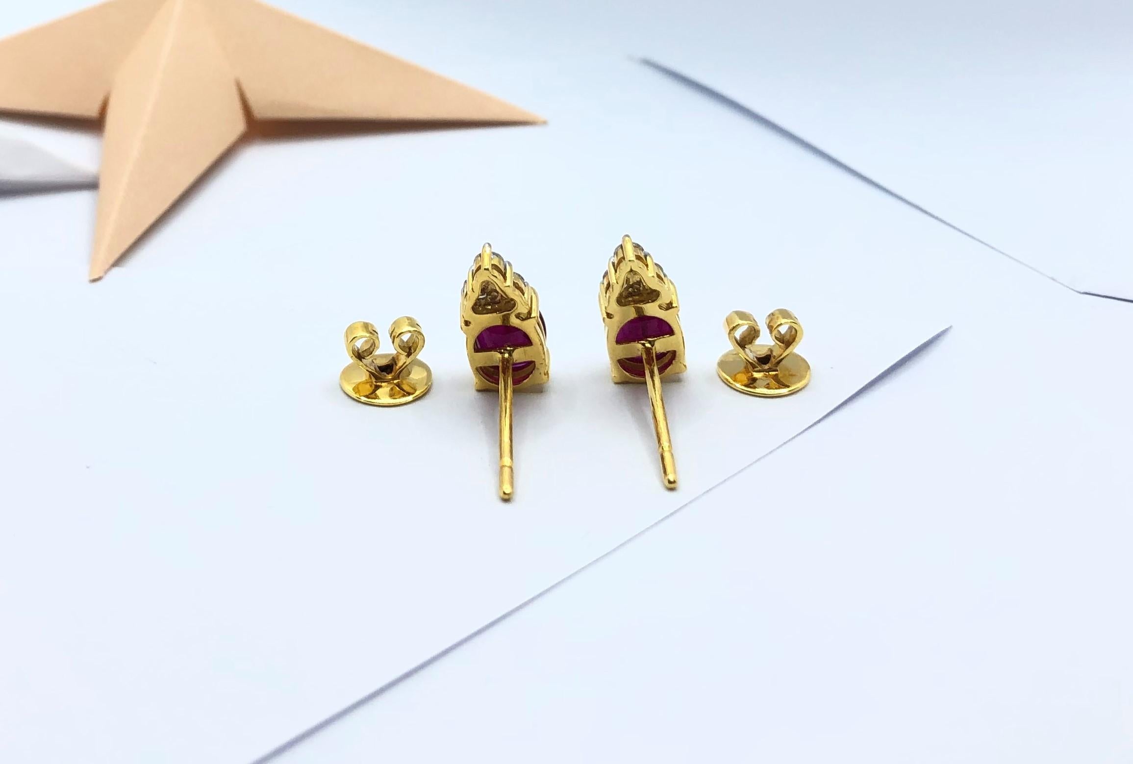 Taille ovale Ruby  avec Diamond  Boucles d'oreilles serties dans des montures en or 18 carats en vente