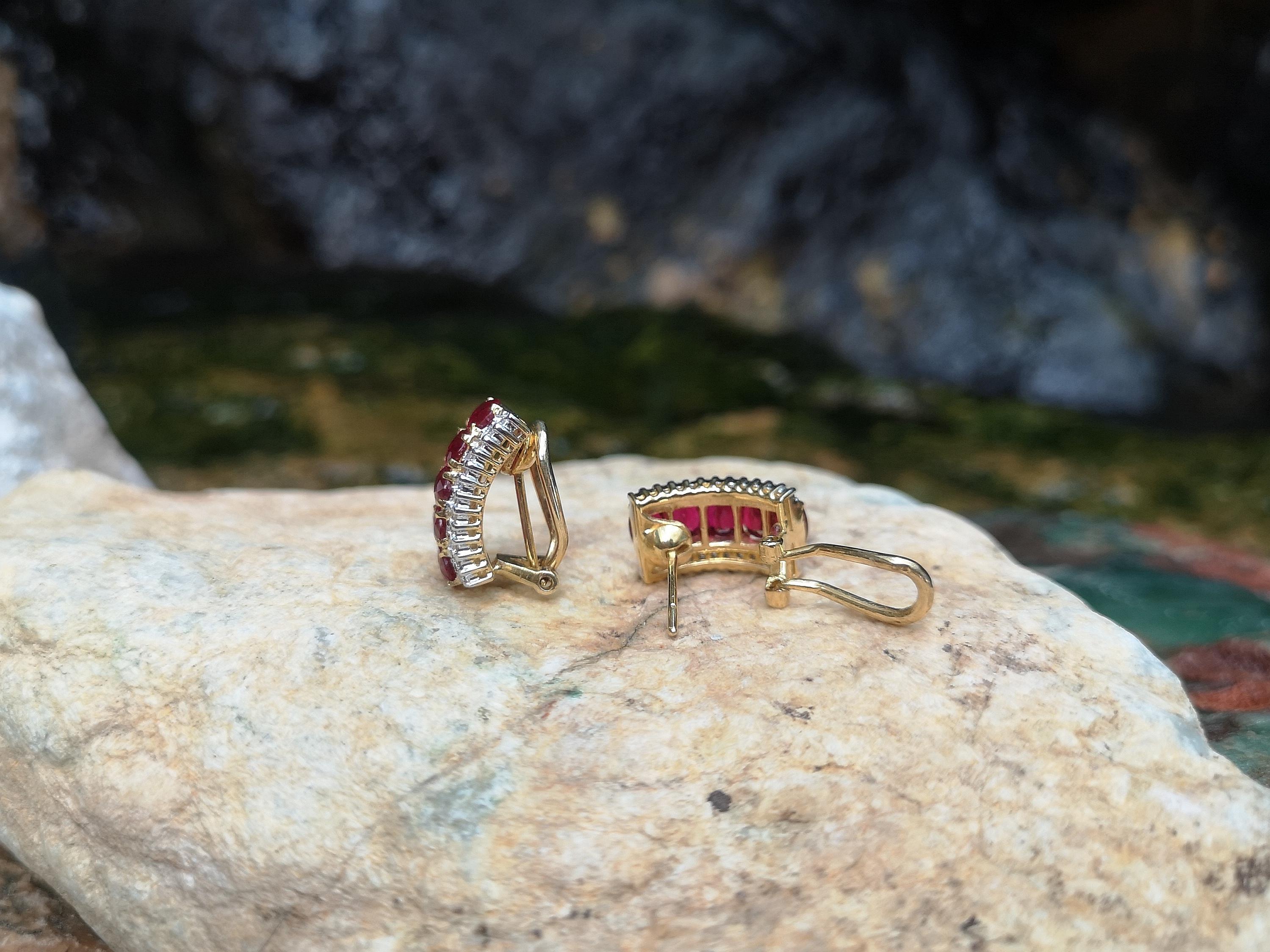 Rubin mit Diamanten  Ohrringe aus 18 Karat Gold in 18 Karat Gold gefasst im Zustand „Neu“ im Angebot in Bangkok, TH