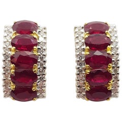 rubis et diamants  Boucles d'oreilles serties dans des montures en or 18 carats