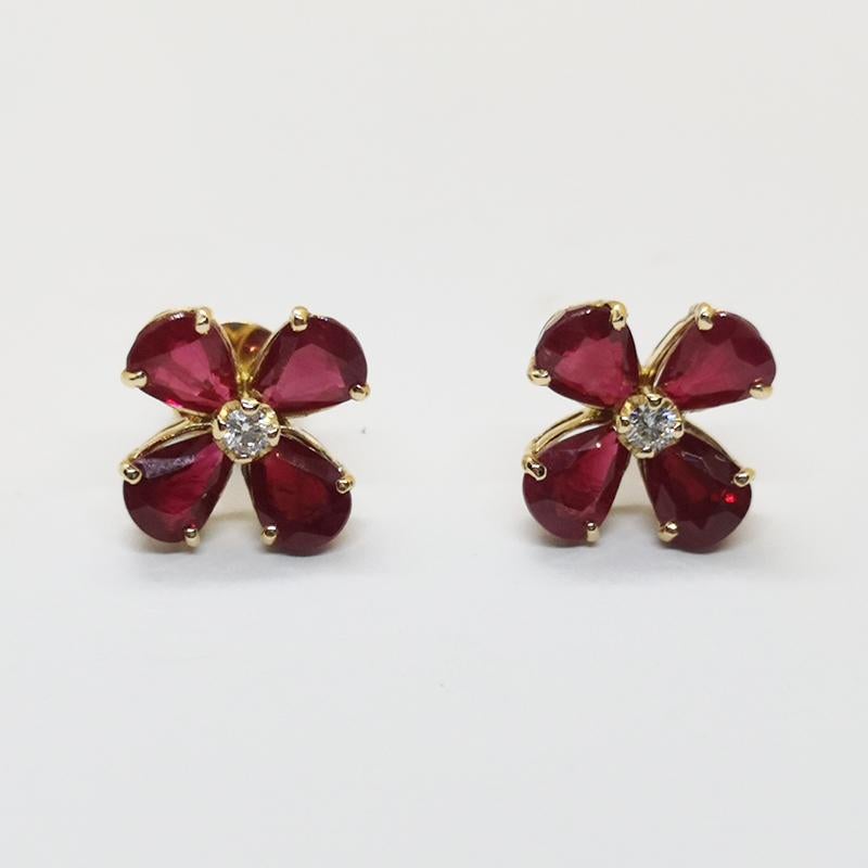 Orecchini con rubino di 6,34 carati e diamante di 0,11 carati con montatura in oro rosa 18 carati

Larghezza: 1.2 cm
Lunghezza: 1.2 cm 


