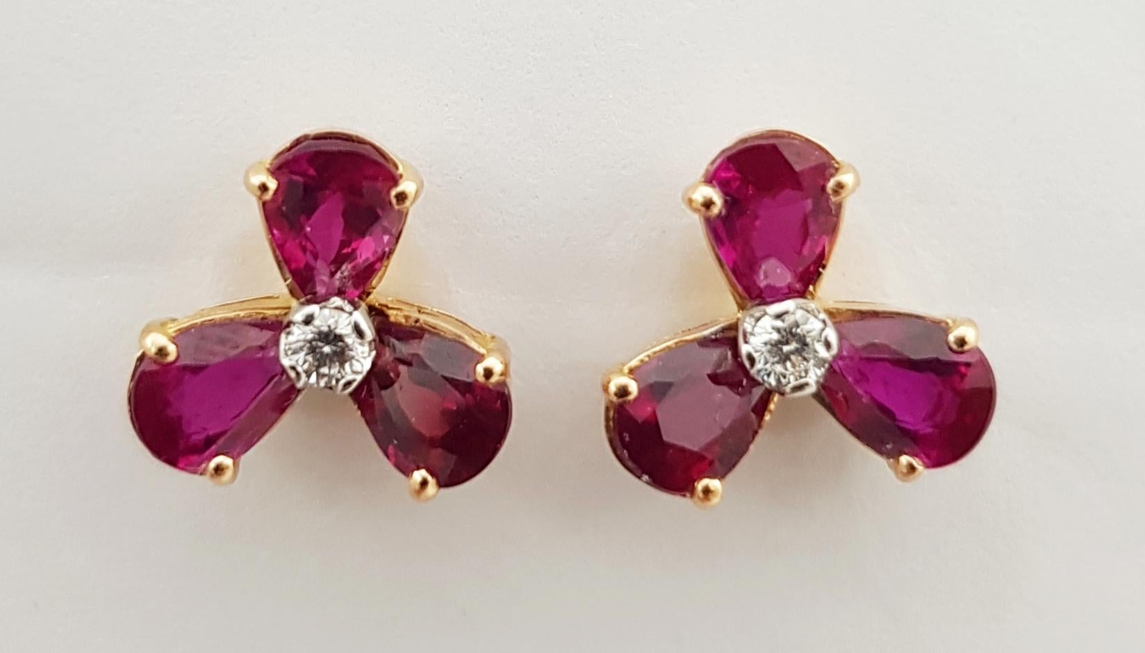 Contemporaneo Orecchini di rubino e diamanti con montatura in oro rosa 18 carati in vendita