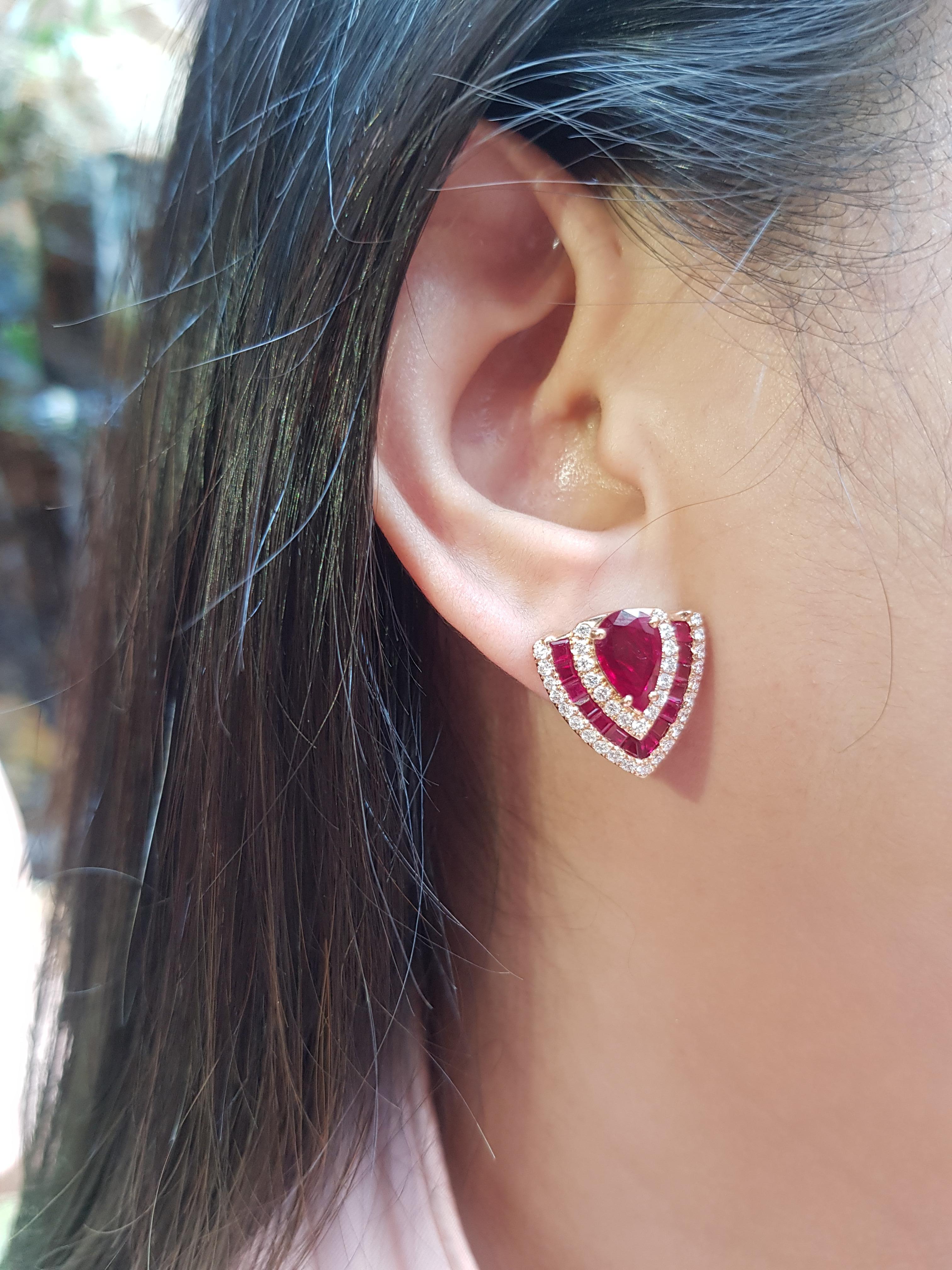 Orecchini di rubini e diamanti con montatura in oro rosa 18 carati In condizioni Nuovo in vendita a Bangkok, TH