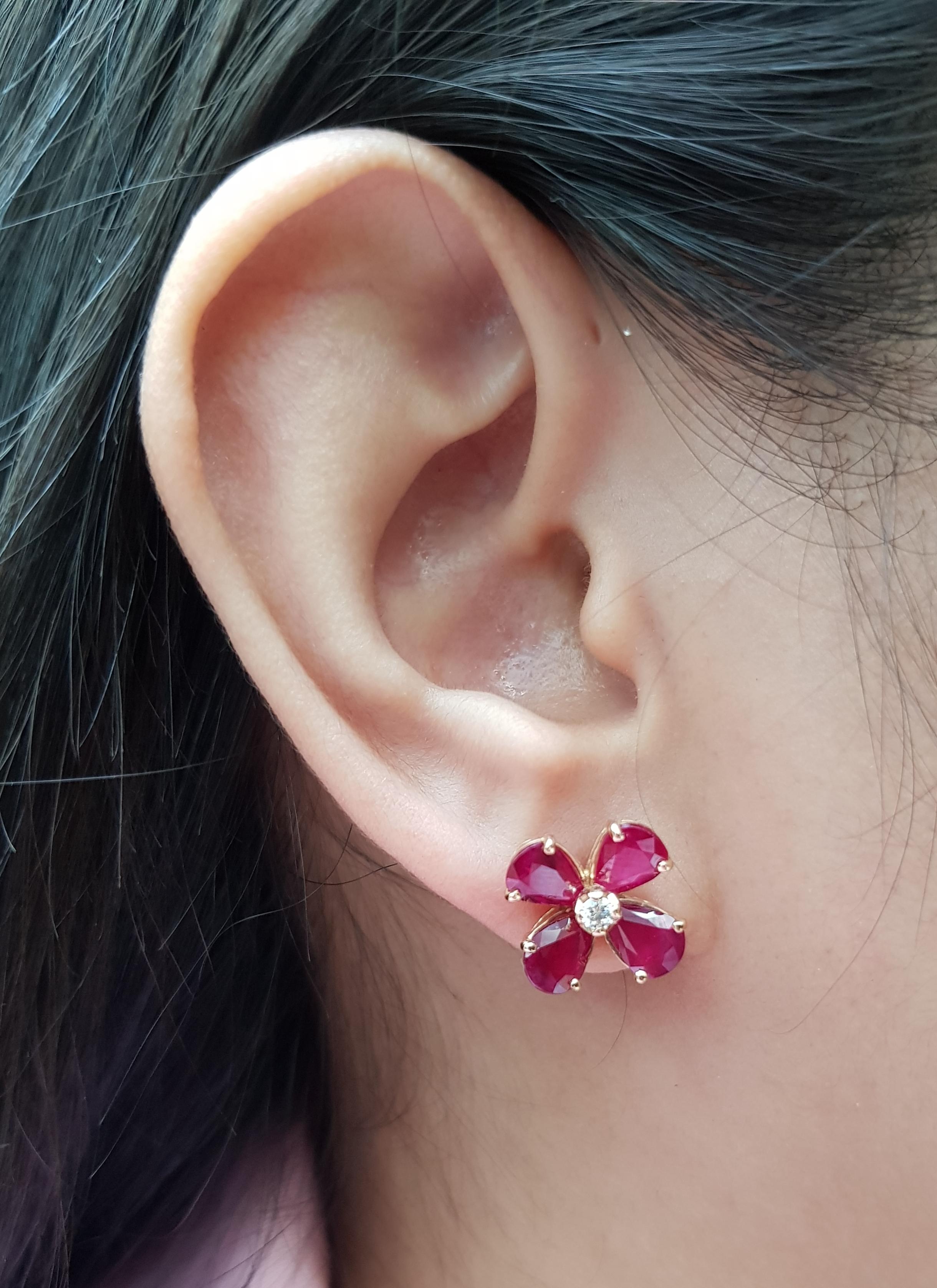 Orecchini di rubino e diamanti con montatura in oro rosa 18 carati In condizioni Nuovo in vendita a Bangkok, TH