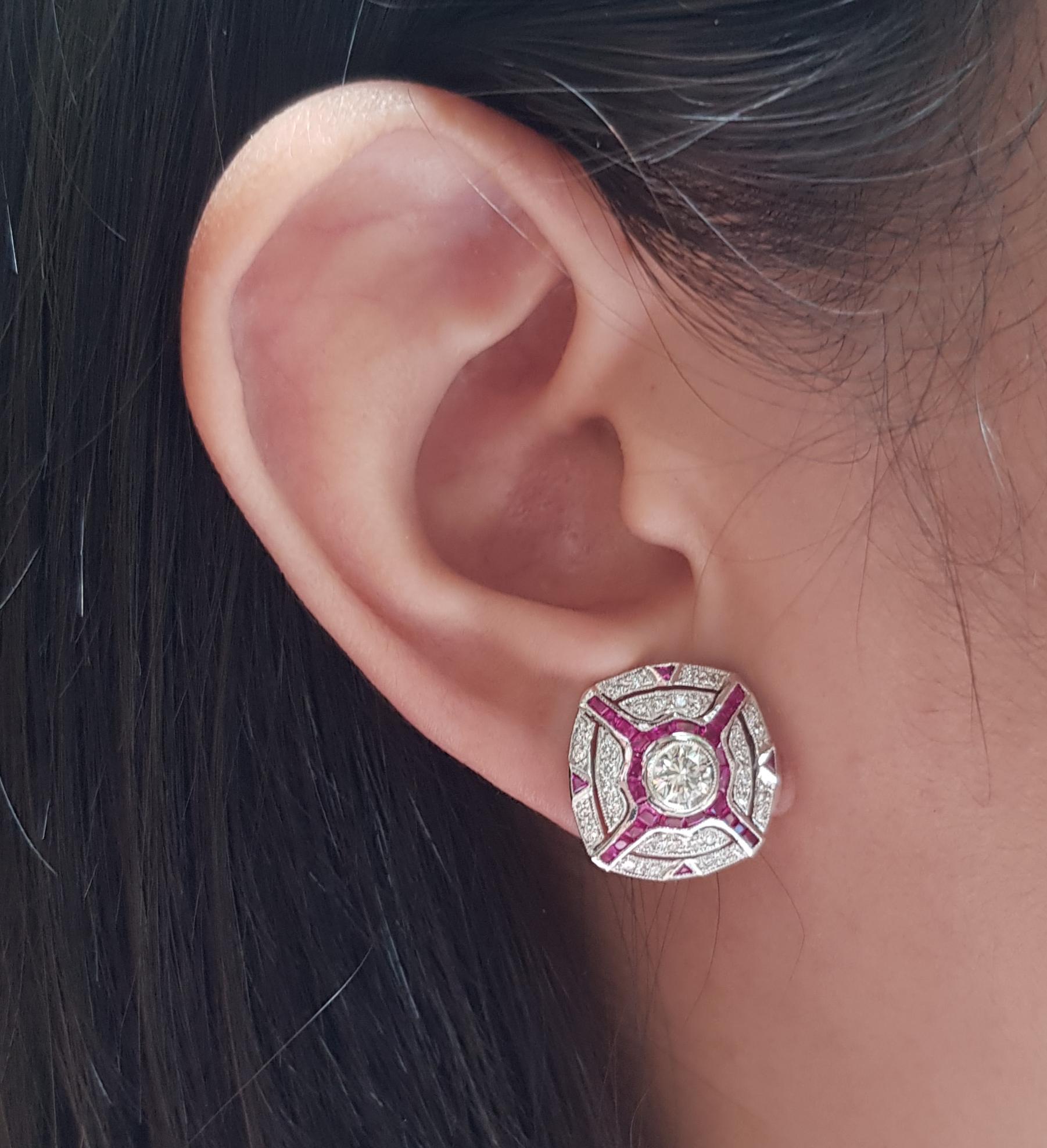 Orecchini con rubino da 3,95 carati e diamante da 0,2 carati con montatura in oro bianco da 18 carati

Larghezza:  1.6 cm 
Lunghezza: 1.6 cm
Peso totale: 6.88 grammi

