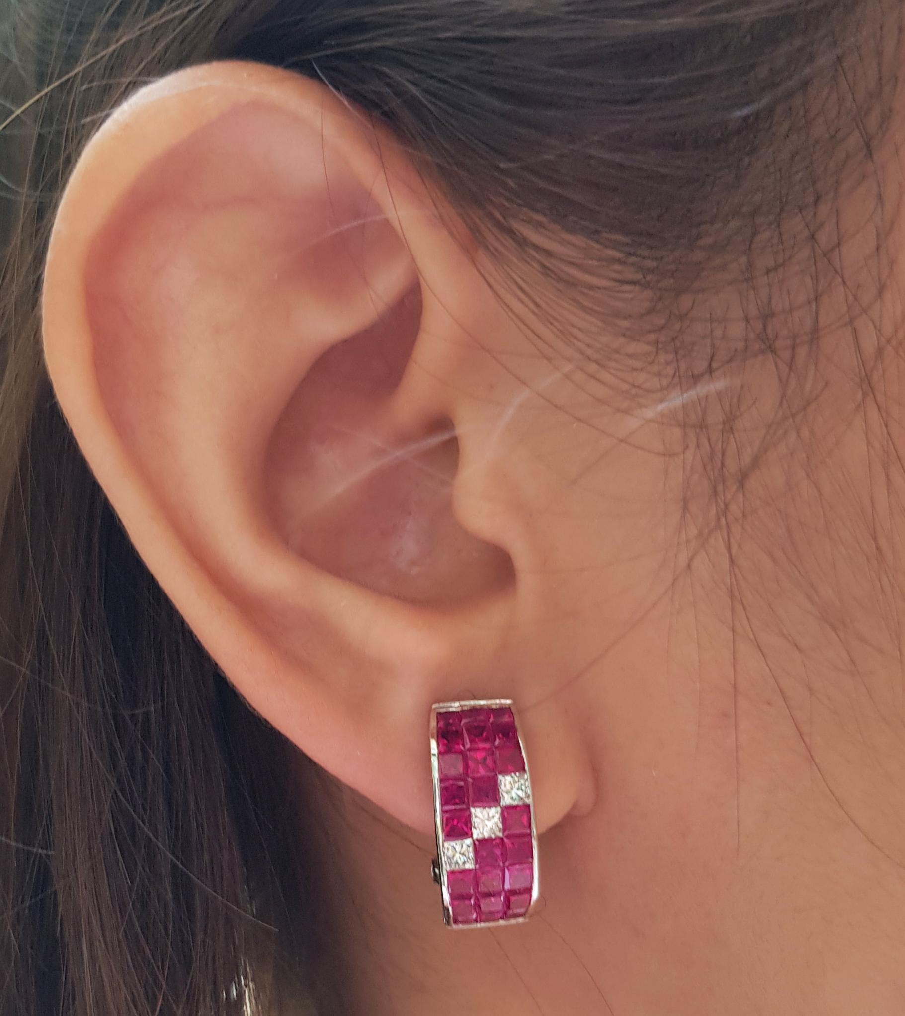 Boucles d'oreilles composées d'un rubis de 4,80 carats et d'un diamant de 0,49 carat sertis dans une monture en or blanc 18 carats

Largeur :  0.8 cm 
Longueur : 1,9 cm
Poids total : 9,58 grammes

